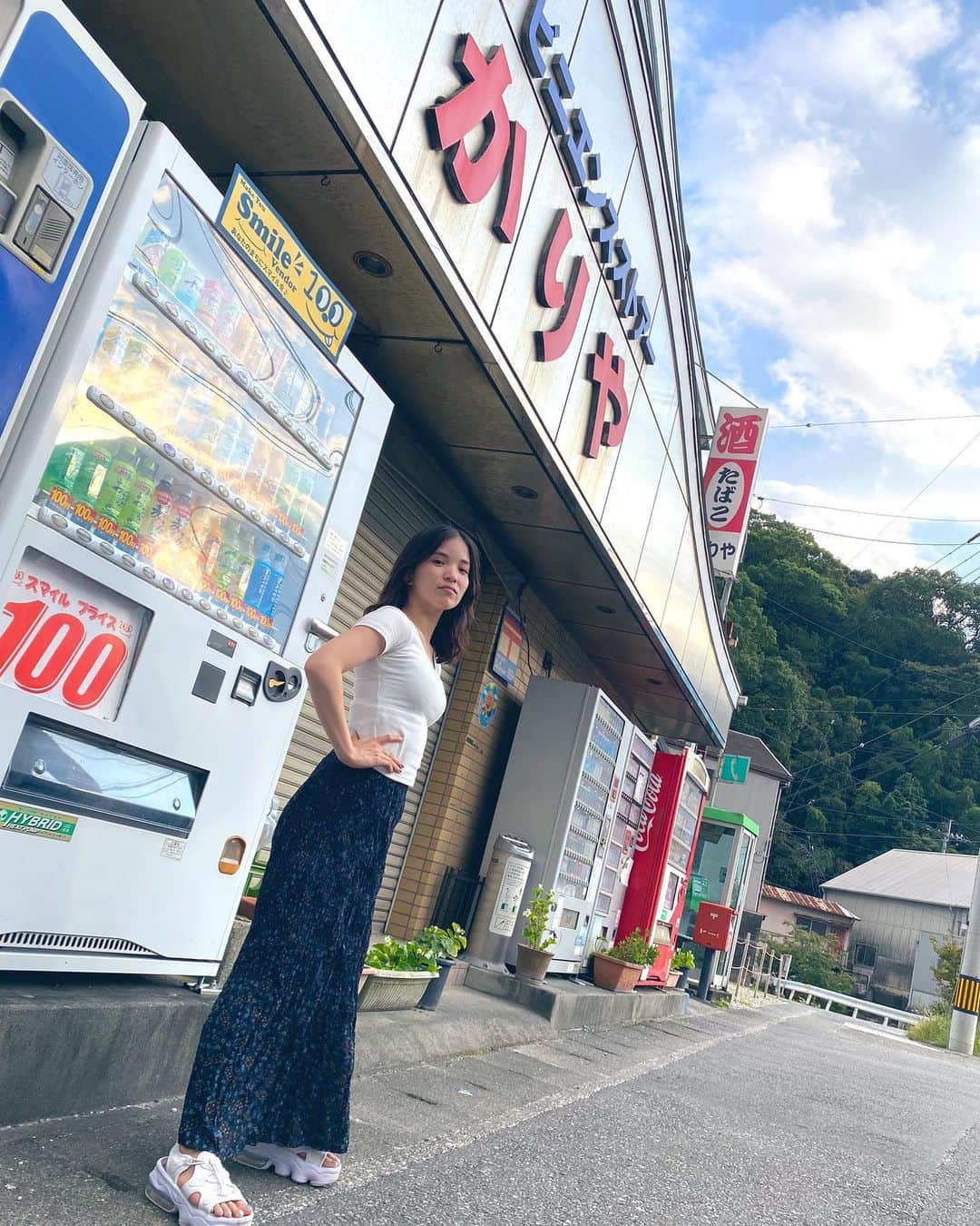 仮谷せいらのインスタグラム：「コンビニエンスストアーかりや🏪」