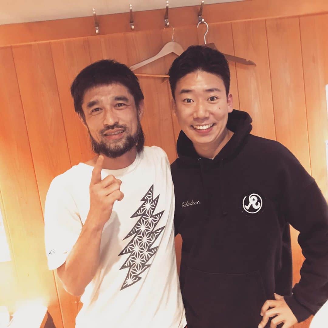 のインスタグラム：「昨日は主催のNiniさんにご招待いただき岡山国際交流センターでの内海聡講演会に参加。恐らく3年以上ぶりの内海氏との再会、相変わらずの物議醸す物言いの中に様々に鋭い視点を織り混ぜてコロナや社会問題を解説、参加者を鼓舞しておりました。あまり人の事は言えませんが、叩かれる人は世を変える。医学をベースに独自の視点に立脚して、流されずに意見を貫く姿勢は、当然問題発言も多く100点満点ではなくとも多くの人に自分の意見を持つ事の大切さを伝えているようには思います。看過できない許せない、という人も多いのも分かりますが常識的な物言いの裏でトンデモない事をやらかしてきた政府や企業や政党に比して、これからはトンデモない事もちゃぶ台ひっくり返しながら言うていかないと、日本も世界も変われないと改めて思いました。さりとて内海信者ぽい人も増産されていくのならば、それは氏の訴える事とは真逆なので、究極のニュートラルさが問われるが、それは誰でも、どの組織でも、同じ事。僕も質問タイムや懇親会でも内海氏と多少の火花は散らしましたが、そもそも意見の同じ人ばかり集まってもエネルギーは生まれないからそれで良いじゃないかと割り切っています。 懇親会にて黒住教の8代目、黒住宗芳くん、岡山乗馬倶楽部の西崎さんなど、岡山の多士済々の面々とも出会いこれからの岡山作り国作りに、ここは一つ力を合わせていくこともあろうかと予想します。お招き頂いてありがとうございました。  -あの手この手の限りに価値観織り交ぜここに結集、梁山泊♪ 煩悩の数だけ英雄　Hey you! You can be one of us♪-  (写真は黒住くんと)」