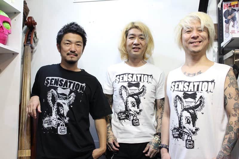 masasucksのインスタグラム：「下北沢でおなじみのRISKとsuck emのグッズデザインをやってくれている#squeezeeproduction 3コラボTシャツ 本日RISK店舗にて販売開始です🤘🏻  オンラインは明日月曜日からだそうです‼️  写真はおじさん3人でデジカメのセルフタイマーで撮りました猛照  あーすぅ〜 #Repost @lifeatyourownrisk with @make_repost ・・・ 10/18（日）発売！  「SuckEm!×squeegee×RISK」3コラボS/S tee    価格：￥5,500円（税込）  カラー：WHITE・BLACK  サイズ：S・M・L・XL    ネット販売は10/19（月）からです。    #lifeatyourownrisk  #下北沢risk  #suckem  #squeegee  #masasucks」