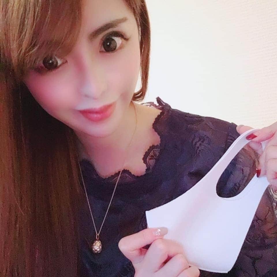 桃瀬えりなのインスタグラム：「ジュエリー展示会モデルのお仕事💍💎 マスク必須です😷❤︎.*  昨夜は野田岩さんで鰻のコース頂いたよ😋🍴美味しかった💜  #model #jewelry #gourmet #follow #followme #ジュエリー #展示会モデル #5代目野田岩 #鰻 #コース料理 #個室 #グルメ #いいね返し #フォロー返し」