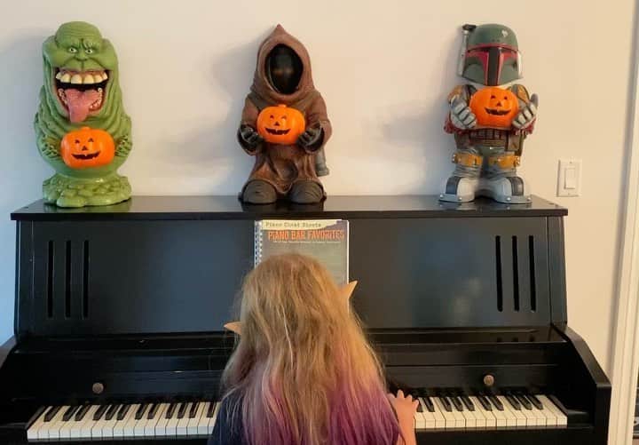 ブレッキン・メイヤーのインスタグラム：「Me & this Halloween Elf made pumpkinade out of these InstaCrap pumpkin purchases.」