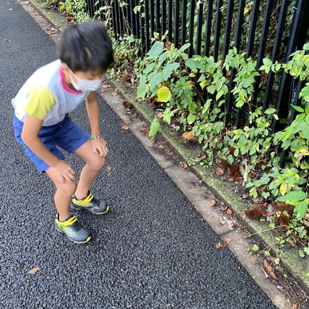 市川海老蔵 （11代目）さんのインスタグラム写真 - (市川海老蔵 （11代目）Instagram)「Oh no my bicycle’s tire is flat, it’s so heavy💦  He’s gone all the way ahead of me but stopped, hey, caring for me?  He just found chestnuts🌰, haha. * ヤバイ 私の自転車 タイヤに空気がない、 重い💦  先行されてましたが 止まった、 お、やさしさ？  栗🌰らしい、 笑笑。  #市川海老蔵 #海老蔵 #成田屋 #歌舞伎　 #成長記録 #子育てぐらむ #子供のいる暮らし #子どものいる暮らし #子育て日記 #children #childphotography #daughter #son #ABKAI #ABMORI #ebizoichikawa #ebizo #kabuki #thunderparty #ebizotv #theater #theaterarts #actor #japan #classic」10月18日 9時17分 - ebizoichikawa.ebizoichikawa