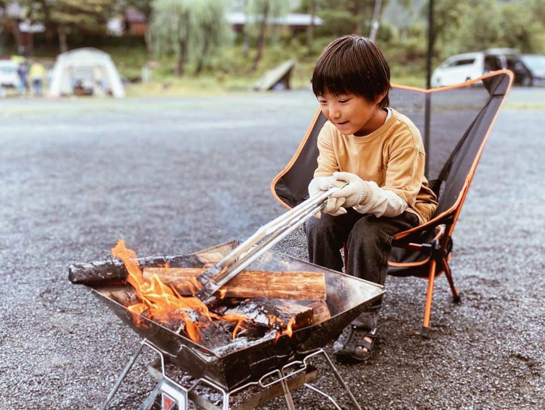 高橋菜摘のインスタグラム：「火の番は頼んだよ🔥 普段落ち着きのない人なのに 火の前だとずーっと見てる やっぱりオトコは火が好きなのね . . 昔から地元友達とのCampは なーにも気遣わず その辺、はちゃめちゃでも 気にする人居ない😏 あえてこのぐちゃぐちゃな感じも 楽しかったキロクとして残します おしゃれキャンパーには 怒られちゃうかな。 ごちゃごちゃだったけど なぜかフリーサイトなのに 隙間なくみんなで寄り添って あったかくて 楽しければいい、 そんなんがたまらなく好きです。 . そして友達のタープの中 あったかすぎて幸せだったなぁ💭 秋冬は寒いからヘキサじゃなく スクリーンタープ欲しいな🏕 ストーブも🔥 沼だよね、うふふ。 子供の頃からずーっと 人任せキャンパーだったけど やっと道具をちょこちょこ 揃えつつあります。 とはいえ全然揃ってない⭐︎ けどすでにキャンプ道具 全然車に乗らないんだけど... 4人家族ってなに！大変🤣 周りにキャンパー多いから 足りないものはみんなで協力！ 助かってます🤍 . さて来週はどこへキャンプへ行こう！ #秋キャンプおすすめ募集中 . . #camp #camping #camplife #outdoor #bbq #lake #lakeside #キャンプ #ファミリーキャンプ #秋キャンプ #湖畔キャンプ #湖畔」