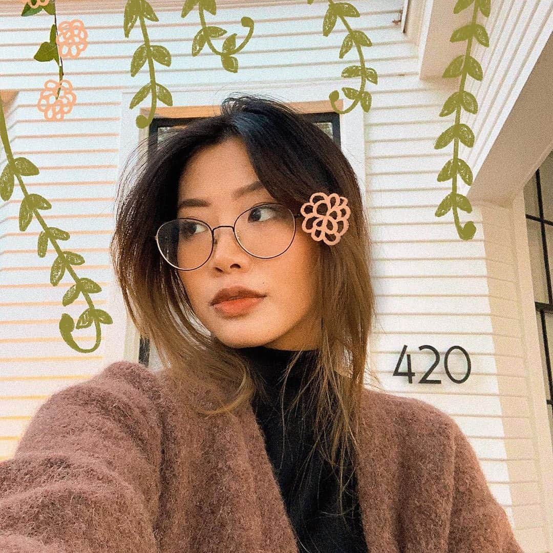 JINSのインスタグラム：「Grab some new glasses this week to put that final flourish on your Fall outfits 🍂  @eggdressesup has got the aesthetic down to a science! Featuring our thin metal frames in darkened silver.」