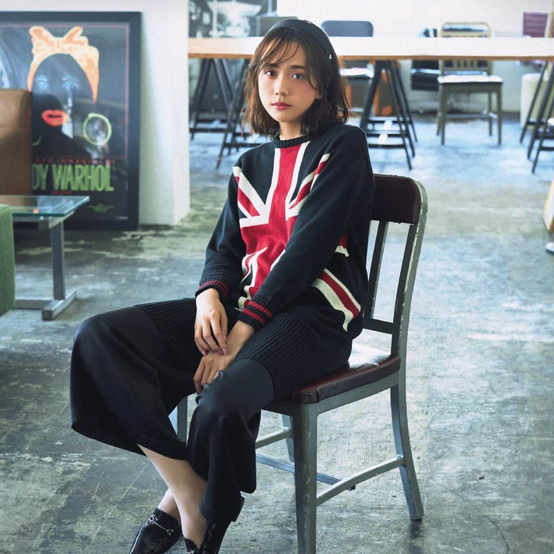 のインスタグラム：「【2020 WINTER feat. AIRI MATSUI】 - 女優・モデル松井愛莉さんが着こなす マリークヮント冬コレクション - #BIGユニオンジャックジャカードワンピース #フロントタックフレアパンツ #60'S STYLEカチューシャ - シューズはスタイリスト私物 - MODEL: @airi1226_official - 宝島社MARY QUANT アニバーサリーブック 書店版にも掲載中！ - #MARYQUANT #2020WINTER #NEWITEMS #FASHION #DRESS#PANTS #HEADBAND  - #マリークヮント #松井愛莉  #宝島社 #ムック本 #ワンピース #ユニオンジャック #パンツ #カチューシャ #秋冬コーデ #冬コーデ」