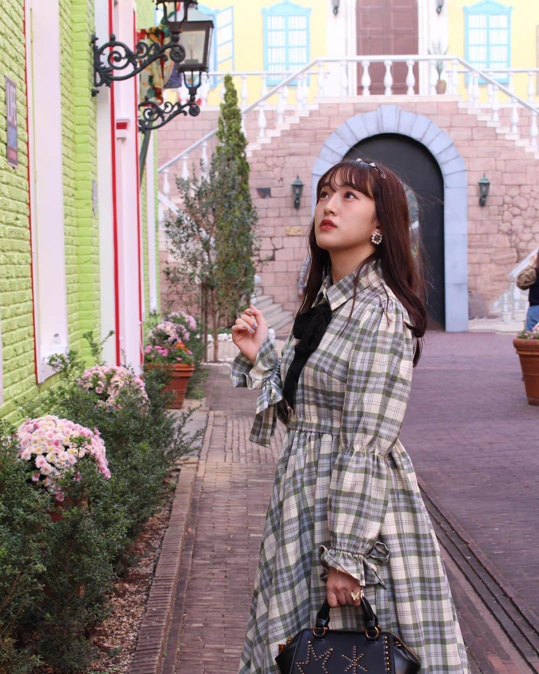 のインスタグラム：「ハウステンボスのオススメ映えスポット✨  ハウステンボス内の「ファンタジアストリート」 カラフルなレンガの街並みが広がっています🌈  超超超インスタ映えでした！！！！！ まだ出来たばかりのスポットらしく穴場でオススメ✨  距離を確保できている時のみ写真撮影でマスクを外しました。人少なくていっぱい撮れた❤︎  #ハウステンボス #huistenbosch #ファンタジアストリート #フォトジェニック旅」
