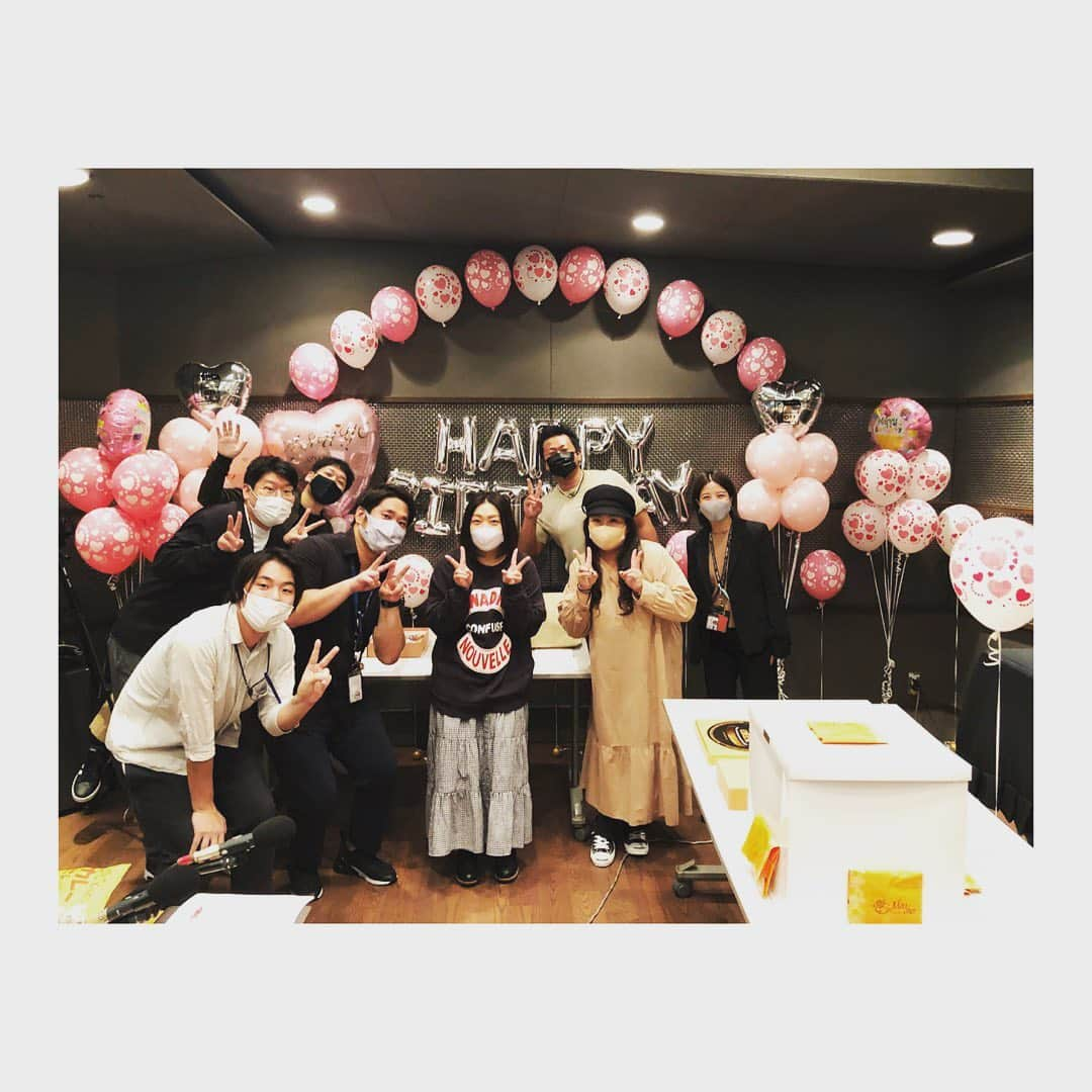 海原ともこさんのインスタグラム写真 - (海原ともこInstagram)「やすよのお誕生日をやって頂きました🎂  ABC-Rやすよとともこのオフモード ラジオブースに可愛い飾りまで😍 佐藤P、さんちゃんDありがとうございます↗️  ケーキの上には漫才してるやすとも🎙  いたって真剣ですのオオハシPとナカムラDも来てくれました。」10月18日 9時36分 - tomocolovesmile