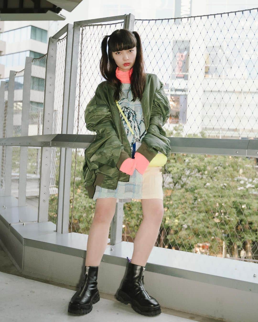 のインスタグラム：「【スナップ】デジタルイベントとオフラインイベントで構成される「Rakuten Fashion Week TOKYO 2021 S/S」。FASHIONSNAP.COMでは、ショー会場周辺でスナップハンターが撮影したストリートスナップを毎日更新しています。最終日は「リコール（Re:quaL≡）」と「ミキオサカベ（MIKIO SAKABE）」のショー来場者をスナップしました。」