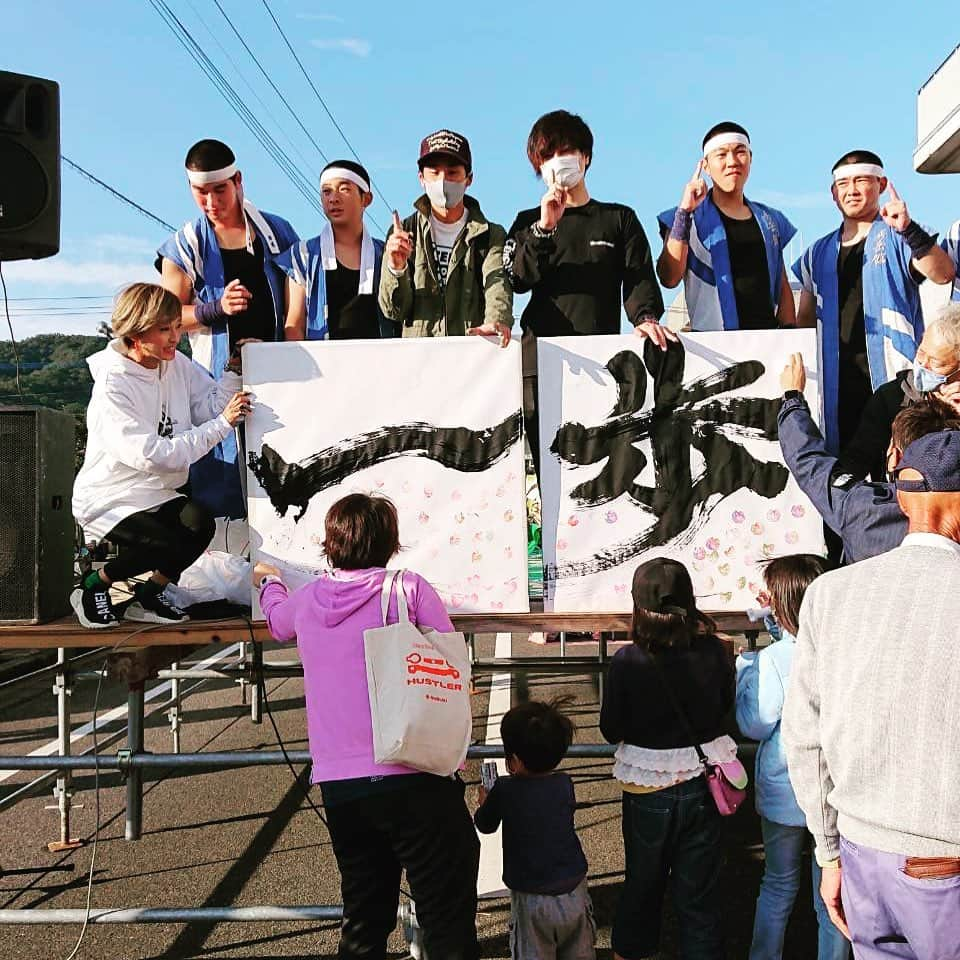 荒木桃園さんのインスタグラム写真 - (荒木桃園Instagram)「『芦北復興祈念ハロウィン秋祭り🎃』『荒木桃園×秀岳館高校雅太鼓部』 ｢復興への第1歩｣という思いを共鳴でき、大変嬉しいです•*¨*•.¸¸♪✧  FlowerPowerSpot実行委員会の皆♪¨̮⑅*⋆｡˚✩.*･ﾟ協力に感謝✧̣̥̇ 熊本南部豪雨災害から3ヶ月、まだまだ大変ですが、これからも被災地応援しています☆.。.:*・° 作品は『芦北町立佐敷小学校』に飾られます(❛ᴗ❛人)✧ #芦北町 #復興祈念 #ハロウィン秋祭り #秀岳館高校雅太鼓部 #荒木桃園 #FlowerPowerSpot実行委員会」10月18日 9時56分 - araki_toen