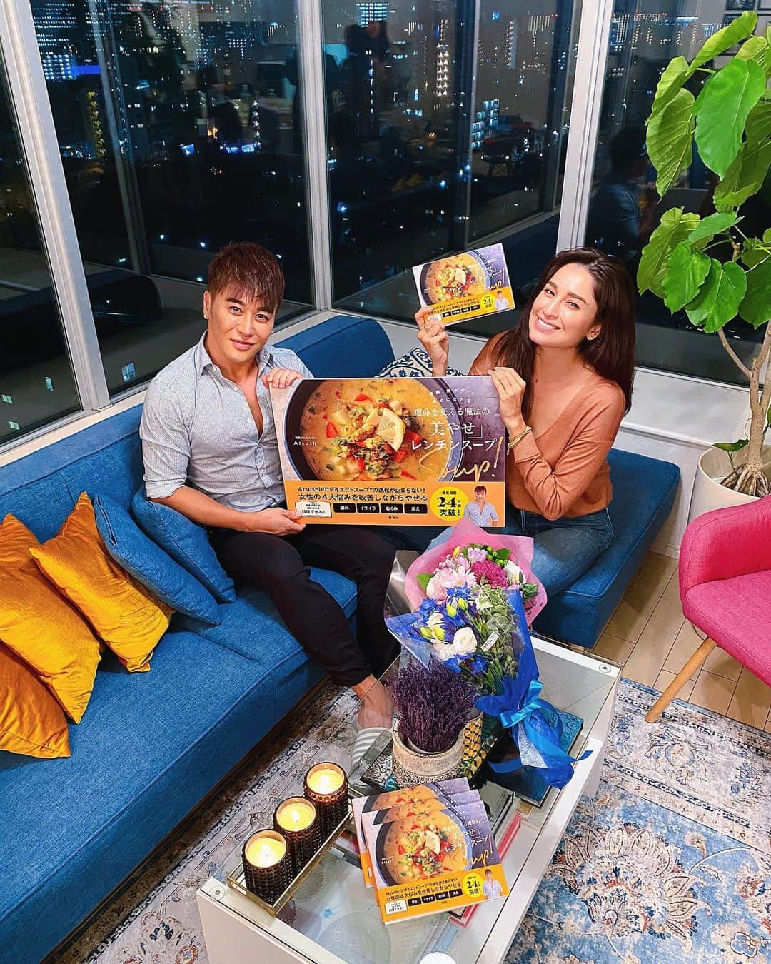 ケリーのインスタグラム：「あっちゃんの新しいスープ本が 発売されました🎉 ・ 『美腸、美ボディ、幸せになれる運命を変える魔法の「美やせ」レンチンスープ』 * 一昨日、あっちゃんの自宅で人数を制限して出版お祝いのディナーでした☺️💕 ・ 新しいスープ本から2品を作ってくれて、 食材の優しいお味が身体がほっとする😌 ・ あっちゃんが昔からお料理が上手だけど、久しぶりに手料理を食べたらさらに レベルアップしている💪😉 ・ 美容にも、健康にもいいし、体を温めてくれる、これから寒くなる季節にピッタリなスープ本です😉 ・ 皆さん、チェックしてね！ ・ My dear @atsushi_416 friend just released his new soup book recipe!!!! Congratulations 🥳  ・ #美腸美ボディ幸せになれる運命を変える魔法の美やせレンチンスープ」