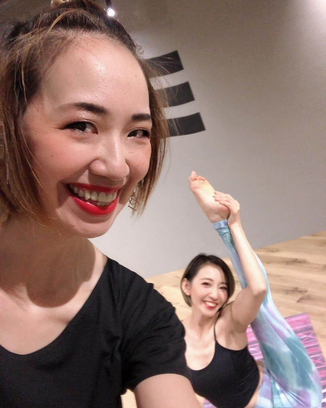 貴千碧さんのインスタグラム写真 - (貴千碧Instagram)「昨日まんちゅーコラボオンライン 「自分でできる整体」✨にご参加下さいました皆様、本当にありがとうございました🙏💓 私も初めて学ぶこと沢山で❣️何か新しい知識を得ることって本当に楽しい‼️ ちゅー先生と😆✨  . . #自分でできる#整体 #ボディーメンテナンス#豆知識 たっぷりと#あっという間　に終わってしまった #心と身体に#ありがとう　を☺️❤️🙏 10月24日までアーカイブ残っております☺️何度も復習にお役立て下さい✊✨ ご興味ございます方、24日までエントリー可能ですのでダイレクトメッセージにご連絡下さいませ💐 皆様からのご質問に答えるコーナー📝数年前を振り返り#おもひでぽろぽろ 😆✨楽しかった‼️ 貴千の展示会、本日最終日です✊つたやさんの美味しいお菓子と末子さんのお洒落アイテムと愛情たっぷり喜昆布(残り20点です)で皆様をお出迎え😆❤️ お待ちしてます😍 #笑顔のループ を実感する日々 沢山ありがとう🙏✨」10月18日 9時52分 - ao_takachi