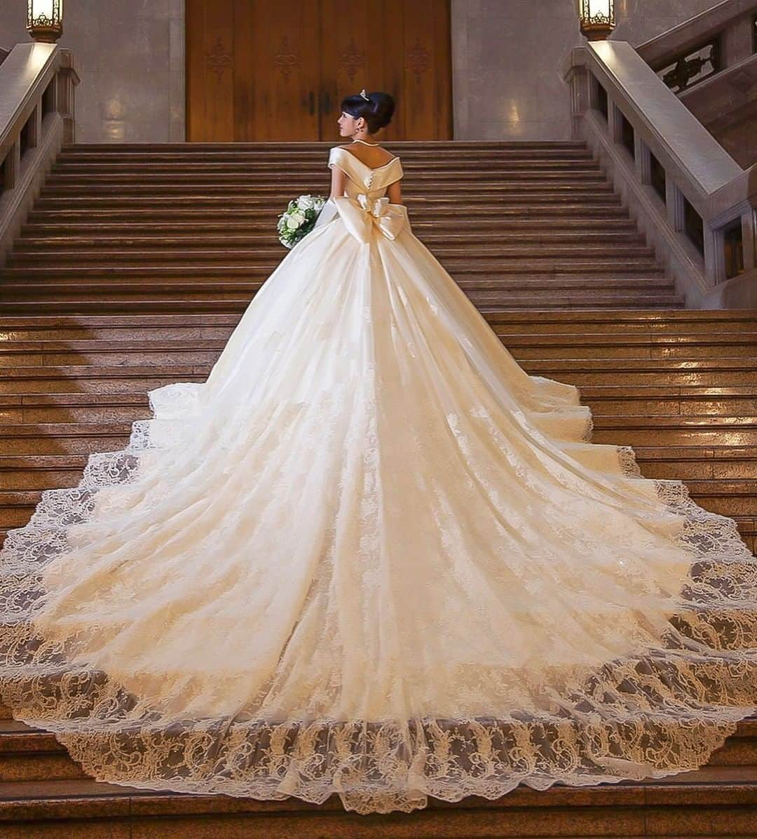 ♡プラコレWedding·⋆*さんのインスタグラム写真 - (♡プラコレWedding·⋆*Instagram)「@placolewedding 【#DRESSY花嫁 】 【#プラコレ】をつけて投稿&フォローしてね♩ . ＝＝＝＝＝＝＝＝ . TousLesDeuxでお取り扱いの クラシカルスタイル👗をご紹介♥  ホテルウェディングや フォト撮影でも大活躍すること間違いなし。 サテン素材で大人の艶やかさを表現しつつ、 バックリボンで可愛らしさも表現した 贅沢な1着です💕 ---------------------- 👗photo by.. @tous_les_deux_ginza さん . ＝＝＝＝＝＝＝＝ 『#DRESSY花嫁』『#プラコレ』の ハッシュタグをつけて写真をUPしてね✦ 花嫁アプリ『DRESSY by プラコレ』の 記事に掲載＆リグラムされるかも♩ . みなさまからのいいねや保存 コメントをお待ちしています♥ 「このウェディングドレス可愛い！」 「ヘアスタイルも気になる！！」 「今の花嫁さんの流行りは！？」etc. . ＝＝＝＝＝＝＝＝ 花嫁アプリでは、 プロのアドバイザーに結婚式の相談を何度でも♡ ウェディングドレスの記事や、 自分のウェディングレポを残せちゃう♡” . ＞＞＞TOPのURLからcheck ⋈ @placolewedding ＞＞＞結婚のご相談は プラコレウェディングアドバイザーへ♡ @wedding_adviser ＞＞＞ウェディングレポを残したいなら、 farny by プラコレをcheck ✎ @farny_wedding ＞＞＞ウェディングアイデア＆DIYは ドレシーアイデアcheck ❁ @dressy_idea >>>素敵なドレスに出会いたい花嫁さま♡ @dressyonline_をcheck . ＝＝＝＝＝＝＝＝＝＝＝＝＝＝＝＝ . #プレ花嫁 #卒花 #花嫁 #卒花嫁 #結婚 #結婚式 #結婚準備 #花嫁準備 #weddingtbt #花嫁コーディネート #試着レポ #farnyレポ #2020冬婚 #2020秋婚 #2021春婚 #サテンドレス #ホテルウェディング #ホテル婚 #大階段 #バックリボン #ドレス迷子  #大人花嫁 #試着レポ #バックショット」10月18日 10時05分 - placole_dressy