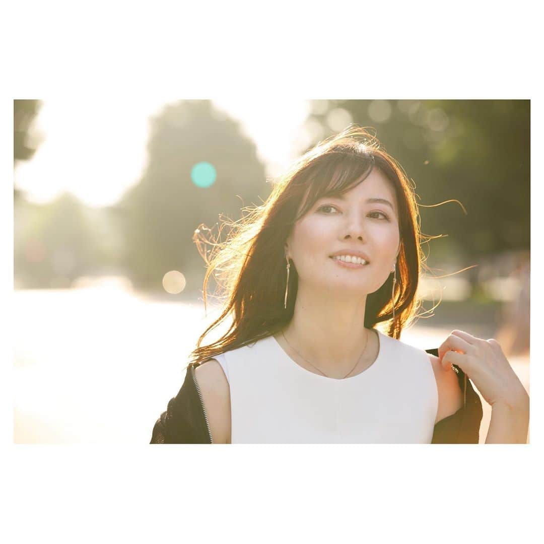のインスタグラム：「🎗Nice Breeze﻿ ﻿ 「東京散歩！ナチュラルポートレート撮影会」  で﻿ ﻿ 皇居近くにいるとき﻿ ﻿ 心地いい風が﻿ ふわっと吹くことが﻿ よくあって﻿ ﻿ 一瞬ですごく心が満たされ﻿ ﻿ 喜びの風﻿ 歓迎の風﻿ 祝福の風﻿ ﻿ そんな表情を感じたりします﻿ ﻿ 「風」には﻿ ちょっと敏感です (*´-`*)﻿ ﻿ ステキな日曜日を❤️﻿ ﻿ Hope you have a wonderful day!!﻿ ﻿ ﻿ Photo : 阪井壱成／@isseisakai﻿ （東京散歩！ナチュラルポートレート撮影会）﻿ ﻿ ﻿ ________ EVENT INFORMATION ________﻿ ﻿ 📸東京散歩！ナチュラルポートレート撮影会﻿ （日程＆場所フリープラン好評受付中‼︎）﻿ ﻿ 📷10/24（土）31（土）﻿ 鎌倉散歩！ナチュラルポートレート撮影会﻿ ﻿ 🖥 オンライン講座﻿ 「徹底的に楽しみながら選ばれるインスタグラムを作るコツとは！？」﻿ ﻿ 📻インターネットラジオ（毎週水曜日オンエア）﻿ 「羽舞咲のゆるゆるビューティ研究所」﻿ ﻿ 心を込めてお届けします♡﻿ ﻿ @herbemi﻿ プロフィールリンクをチェック！！﻿ ﻿ _________________________________________﻿ ﻿ ﻿ #goodday #tokyo #portrait #yoga #beauty #naturallife #photograph #lifestyle #simplelife #beauty #しあわせ時間 #皇居 #フォトジェニック #ポートレート撮影 #スローライフ #自分を満たす #モデル #東京散歩 #セルフラブ #ナチュラルライフ #ライフスタイル #ナチュラルフォト #風の時代 #散歩好き #光 #風 #ハッピーライフ #ゆるゆるビューティ研究所 #プロフィール撮影 #羽舞咲﻿ ﻿」