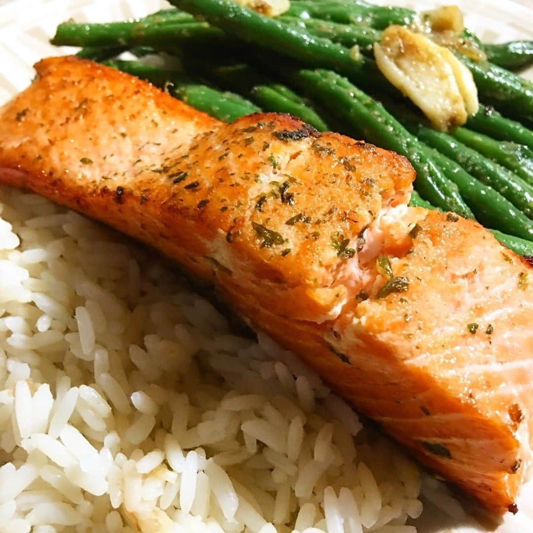 Flavorgod Seasoningsさんのインスタグラム写真 - (Flavorgod SeasoningsInstagram)「One-Pan Salmon & French Beans⁠ -⁠ Customer:👉 @wens_simpleeats⁠ Seasoned with:👉 #Flavorgod Garlic Lovers Seasoning⁠ -⁠ Add delicious flavors to any meal!⬇⁠ Click the link in my bio @flavorgod⁠ ✅www.flavorgod.com⁠ -⁠ "I’m all about quick and simple meals, especially when meal prepping. 👩🏻‍🍳 This is my favoring weeknight dinner. Salmon is a great source of omega-3 fatty acids, vitamins, and minerals. Also, who doesn’t love a one-pan meal? 🙋🏻‍♀️"⁠ ⁠ #deats⁠ - 2 tsp Lemon Garlic Seasoning @flavorgod⁠ - 1 tsp Garlic Lovers @flavorgod⁠ - 3 cloves garlic⁠ - 1 tsp dried parsley (optional)⁠ - 1 tbsp avocado oil @primalkitchenfoods⁠ - Salmon Fillet (cut into 4)⁠ - 2 cups French Beans⁠ - 1 cup @rightrice⁠ ⁠ Season salmon with lemon garlic seasoning. Heat your pot or work @hexclad to high heat. Add oil, and then sear the salmon (skin-side down). Sear for 5 minutes then flip and cook for another 5 minutes, repeat on the sides of each piece of salmon. Turn on medium high heat and add the French beans with garlic seasoning. Cook for about 8 more minutes and serve over rice!⁠ -⁠ Flavor God Seasonings are:⁠ ✅ZERO CALORIES PER SERVING⁠ ✅MADE FRESH⁠ ✅MADE LOCALLY IN US⁠ ✅FREE GIFTS AT CHECKOUT⁠ ✅GLUTEN FREE⁠ ✅#PALEO & #KETO FRIENDLY⁠ -⁠ #food #foodie #flavorgod #seasonings #glutenfree #mealprep #seasonings #breakfast #lunch #dinner #yummy #delicious #foodporn」10月18日 10時01分 - flavorgod