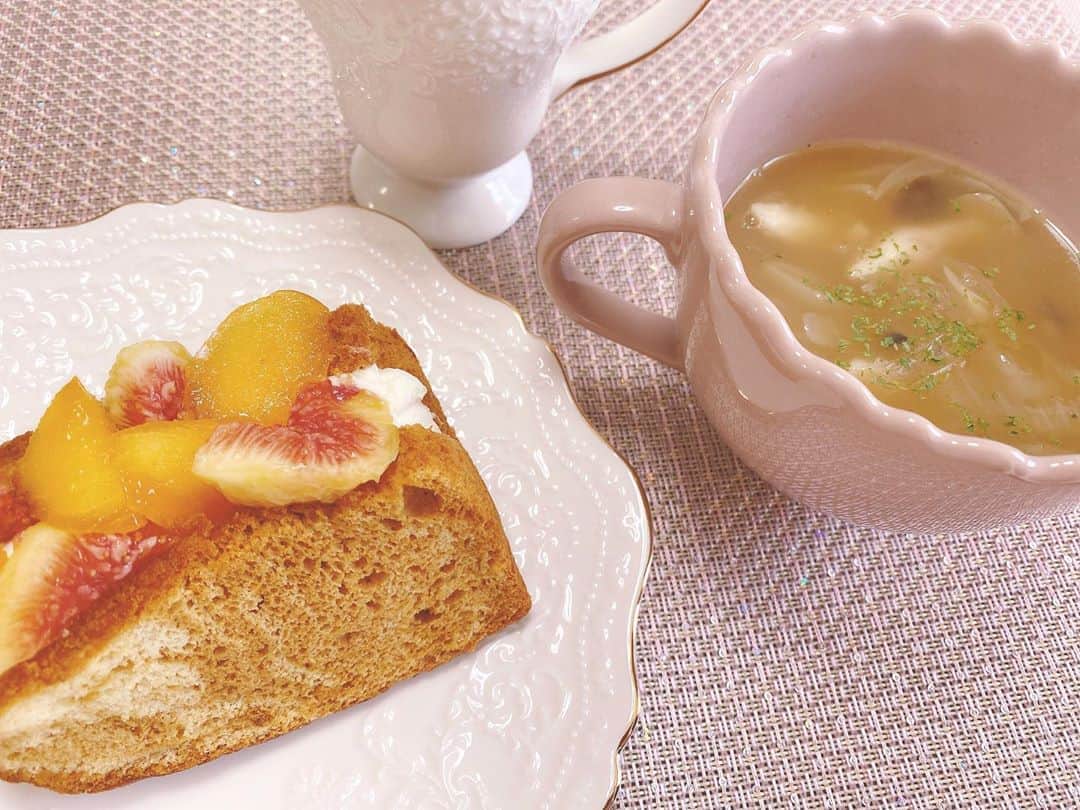 妃海風さんのインスタグラム写真 - (妃海風Instagram)「. . いいお天気ー😊🌞🌈 . 晴れだーーいすきです❣️ 起きた時の気分が ぜんっぜんちがうね🌞 . 昨日美味しそうなフルーツサンドを買ったので、朝食べるのが楽しみでした☺️💕 わくわく。 . それと、昨日うまくできたオニオンバタースープと、レモンお白湯で今日一日をスタートさせます😊✨ . zoomでですが、ベイベーたちに会えることが嬉しくてたまらないです❣️ . 良い1日を😉✨💕 . . #ぐっどもーにんぐ #love it！ #かわいい食器大好き」10月18日 10時04分 - fuhinami_official
