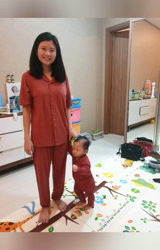 デビー・スサントのインスタグラム：「Anak mama uda 1 tahun 😘😇 Terima kasih mikhael udah lahir dari perut mama 🙏 Selalu nemenin mama, dari di perut pun jadi anak yang sangat baik 😘😇🙏 semoga mikha makin pintar terus di beri kesehatan, jadi anak baik, sayang keluarga , selalu di lindungi Tuhan. makasih sudah tumbuh jadi anak yang super pengertian 😘 mama papa sayang banget sama mikhael 😇 GBU mikhael kayana daya ❤」