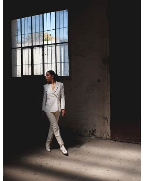 のインスタグラム：「Like the light in the dark.⁣ .⁣ .⁣ 📸& bridal suit by @lilar_for_her⁣ .⁣ .⁣ #bridal #wedding #luxurycloth」