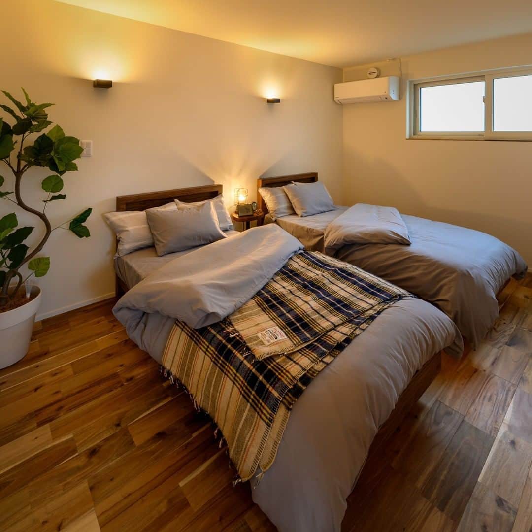 田中建築株式会社さんのインスタグラム写真 - (田中建築株式会社Instagram)「tanakakenchiku.co 田中建築 #自然素材 にこだわったダイニング。  高田モデルハウスの寝室です。 広さは、6.5畳になります。シングルベッド2つ置いてもサイドにスペースがあり、ゆったりとた空間になっています。 1番リラックスできる空間に観葉植物を置くとすごくリラックス度がアップしますので、ぜひ試してみて下さい。  高田モデルハウスのグランドオープン好評につき追加開催の決定。 開催日：2020年、10月24日「土）、25日（日） 価格は定額、ここから好きな雰囲気に合わせて 自由な間取りを田中建築と一緒に考えていきませんか？  -------------------------------- 価格は定額、間取りは自由。 素材と品質、インテリアにとことん こだわった“選べる” 長野の定額制注文住宅田中建築です。 @tanakakenchiku.co  高田モデルハウスのグランドオープン好評につき追加開催が決定！ 日程は下記の通りです↓  開催日: 2020年10月17日（土）18日（日） 開催時間:完全予約制　10:00〜18:00 開催場所: 長野県長野市高田９４９−４  皆さまのご予約を心よりお待ちしております☺︎」10月18日 21時00分 - tanakakenchiku.co