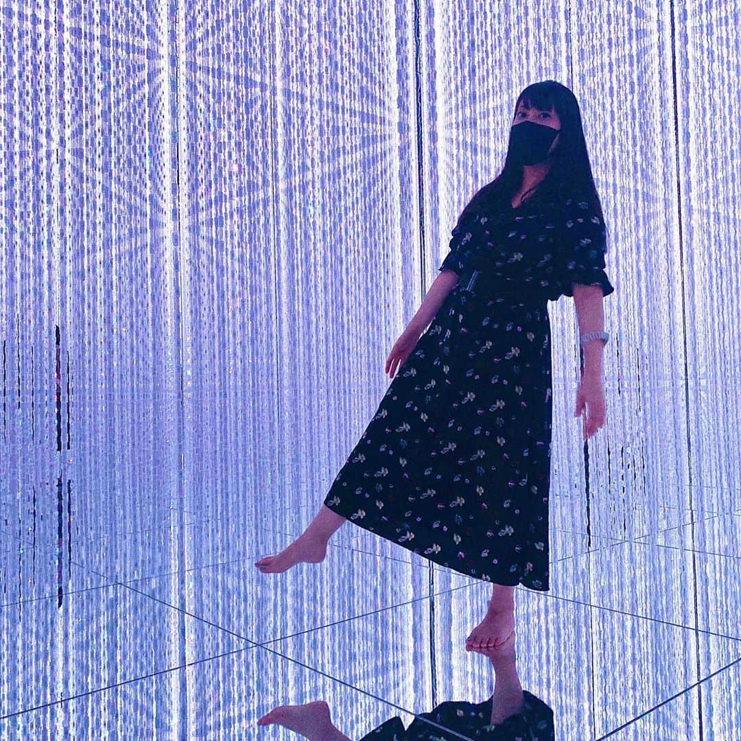 相沢あいのインスタグラム：「ポーズに困ると脚を上げがち。映え的なアレでしょ、と思いつつも仕事柄、一度は見ておかなくてはと思っていた #チームラボ の常設展。しっかり楽しかった。膝下まで濡れるので、服に注意。 _ #チームラボ豊洲 #teamlab #teamlabplanets #メディアアート #mediaart #mediaartmuseum #instagood #instalation #インスタレーション #インスタレーションアート #チームラボプラネッツ #インスタ映え #映えスポット #映え」