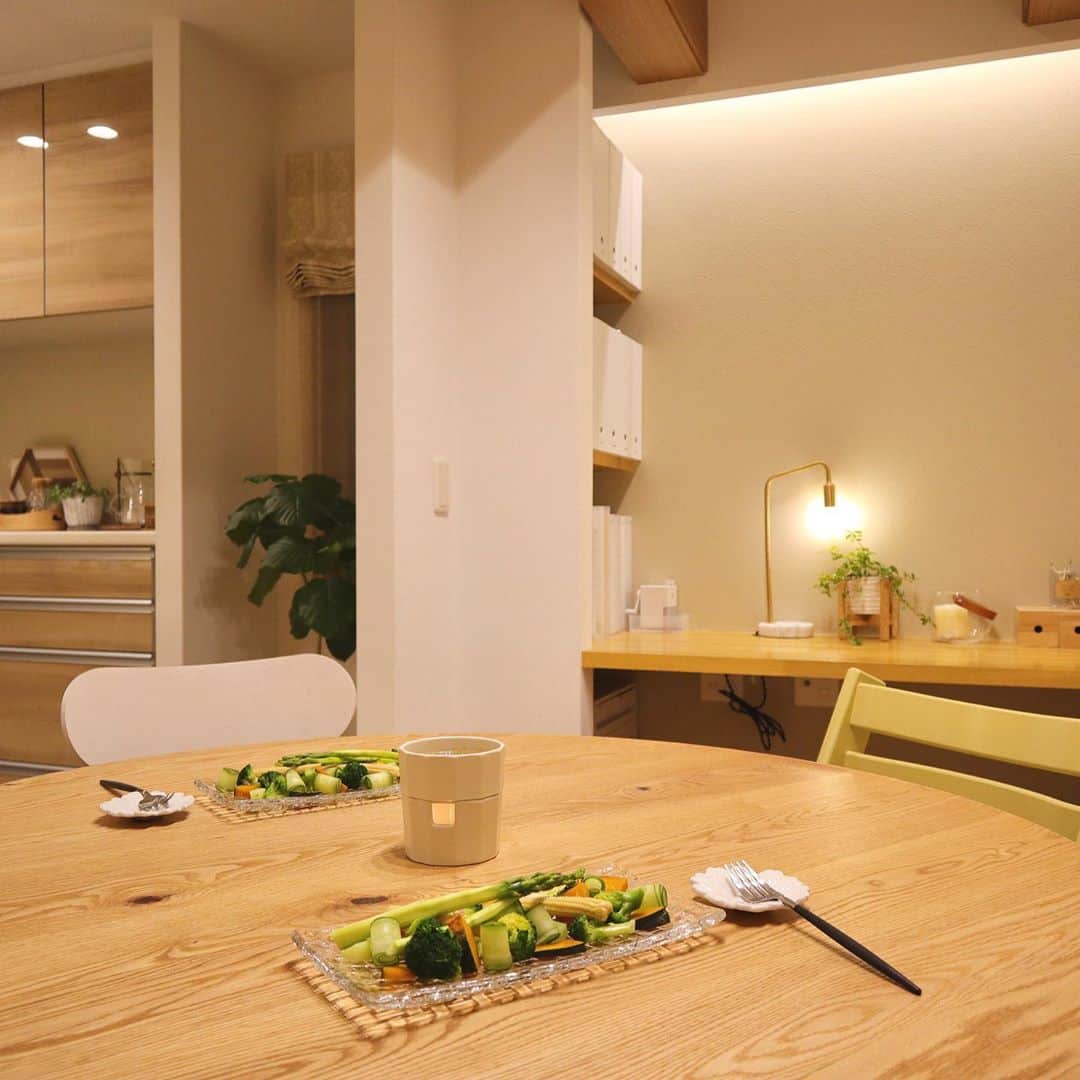 のインスタグラム：「バーニャカウダでおつかれ会😌🌿 . . アンチョビとにんにくが好きすぎて、バーニャカウダばっかり🤣 . . . かぼちゃ🎃が甘くて、アンチョビの塩と合わさって美味しかった😊🍂 . . テーブルが丸になって、ちょっとした時の雰囲気が違うのが面白くって😌❤️ . . . そして何よりこの木目と手触りが大好き💕 . . . この家に住みはじめて8年目。 大切なものが少しずつ増えてどんどん家が好きになります🥰 . . . #ダイワハウス　#北欧インテリア　#北欧ナチュラル #ナチュラルモダン #夜食　#バーニャカウダ　#ダイニングインテリア　#無印良品　#kinto #間接照明　#おうちカフェ」