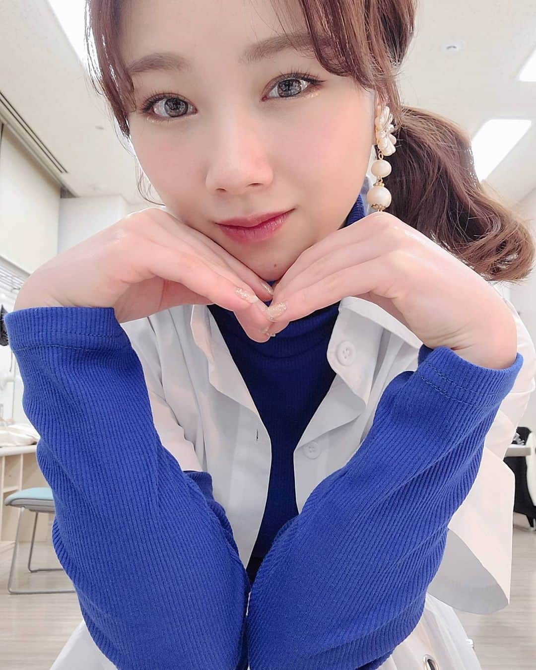 のインスタグラム：「. . . . きゅんです💙 . . #💙 #morningmusume20 #モーニング娘20 #石田亜佑美 #青衣装 #helloproject #concert」