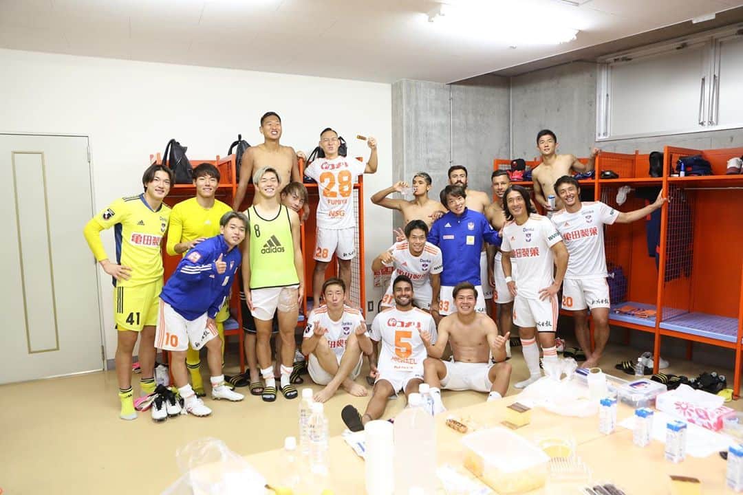 田上大地のインスタグラム：「+3🔥 アウェイにも関わらず、たくさんのサポーターがスタジアムまで足を運んでくれて本当に感謝しています🙇‍♂️ 1つでも多くの勝利でファン、サポーターの皆さんをまた笑顔にできるよう次に向けていい準備をしたいと思います👍 次はホームで勝利を届けます！ #twelvefootball  #アルビレックス新潟 #albirex #albirexniigata #niigata #j2 #j2league #アイシテルニイガタ #50」
