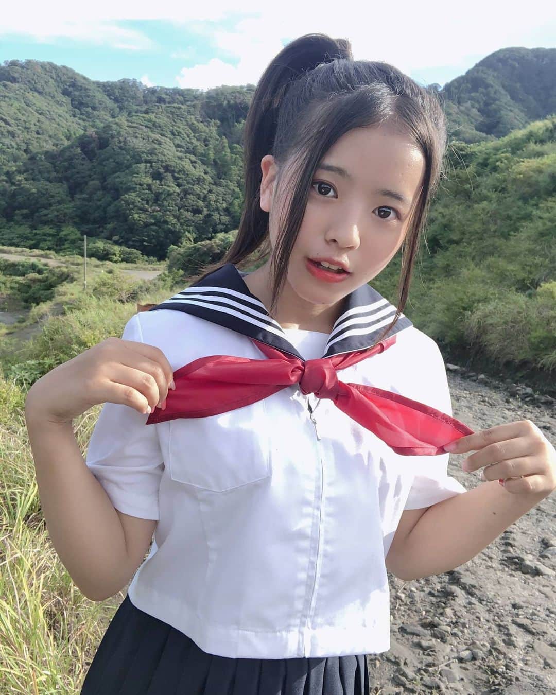 山本琉愛のインスタグラム：「. .  MVもう公開されたのでたくさんみてね☺️☺️  セーラー服めちゃんこかわいい、、、🙌  久々に制服きました〜🥰(JKなんだけどね)  .  #ラストアイドル #何人も #セーラー服 #山本琉愛」