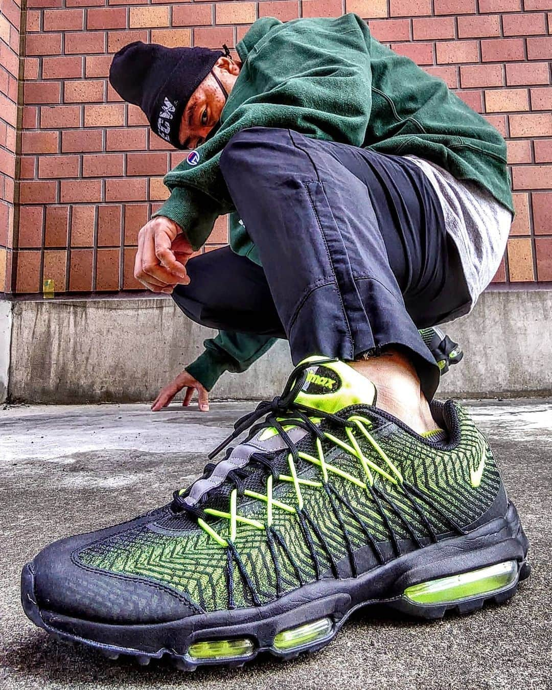 レイザーラモンRGさんのインスタグラム写真 - (レイザーラモンRGInstagram)「2015年発売のNIKE AIR MAX 95 ULTRA JACQUARD です。オリジナルの95は筋肉や肋骨をモチーフでしたがこのモデルはさらに細かい筋膜や筋繊維を表現したそうです。イエローグラデの派生の珍品としてまた寝かせます。  #キモ撮り #KIMODORI #airmax95ultrajacquard」10月18日 20時56分 - rgrazorramon