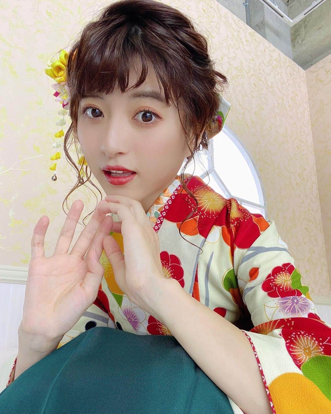 谷口萌衣子のインスタグラム：「私に似合う色をイメージして袴を選んで頂きました👘🌼  今年に入ってから、黄色とかオレンジに抵抗がなくなった気がする、、！着物を着るときは濃いめのカラーメイクがすき〜！  #ミスキャンパス立命館 #袴 #sisui #sisui袴 #sisui振袖」