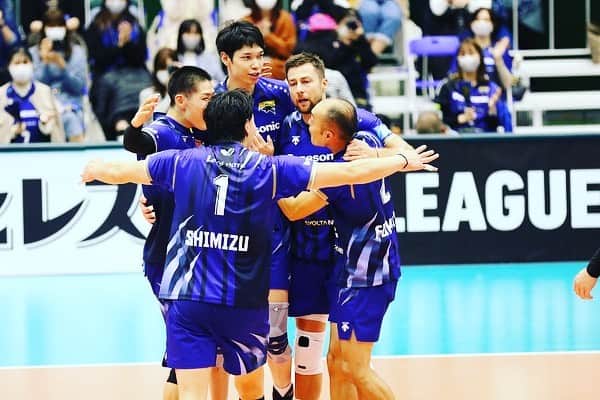 山内晶大のインスタグラム：「. . . ホームゲームでの開幕戦 2連勝してスタートすることができました🔥 . . やっぱり会場に観戦してくれる方々が いると盛り上がりますし パワーもらえますね💪 . 今シーズンも 応援よろしくお願いします🙇‍♂️ . . 最後の写真耳グッドするって 聞かされてなくて変なポーズしちゃった😳 . . #panasonicpanthers」