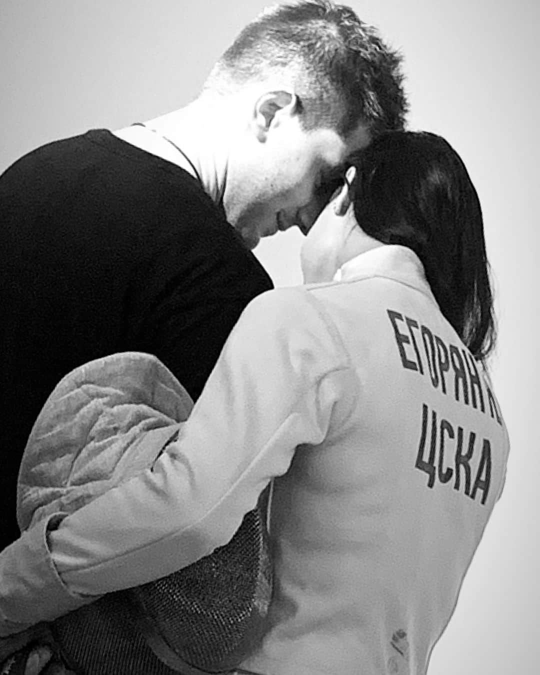 ヤナ・イグリアンのインスタグラム：「🖤」