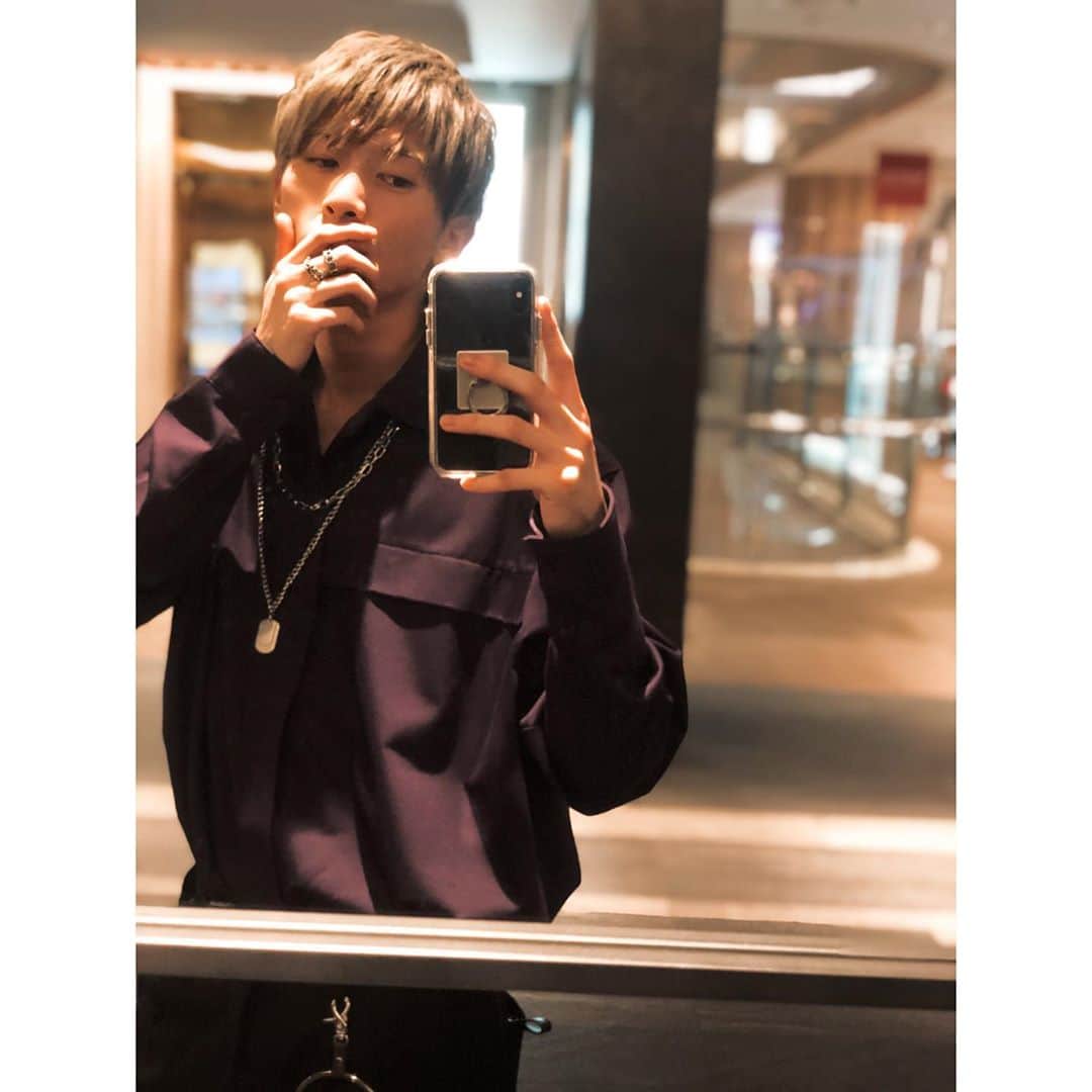 のインスタグラム：「ムラサキって色は 大人ぽさが出るから好き。 ・ ・ ・ 口押さえてるのは…単純にお口隠すと盛れるから。 マスク効果と一緒。www  #LDHkitchen #LDH #イケメン #アイドル　#岡田鷹斗　#顔面国宝 #ダンス　#歌　#Rap #followｍe」
