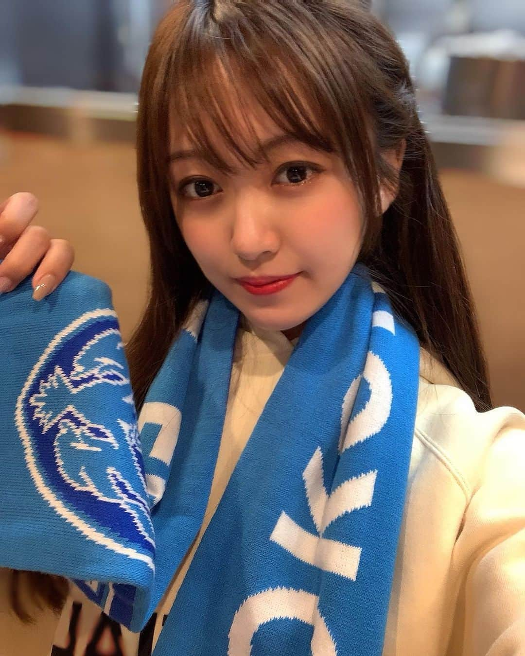 三田萌日香さんのインスタグラム写真 - (三田萌日香Instagram)「横浜FCvsFC東京 選手の皆さん、サポーターの皆さん おつかれさまでした⚽️  草野選手の劇的ゴールで 見事1-0で勝利✨  アウェイサポーターの皆さんがいる景色は、さらに熱い試合になり興奮しましたね🥰  そして #アイオケ　ミニライブもありがとうございました💙すごく幸せな時間でした🙆‍♀️ . . . . .  #yokohamafc #idol #アイドル #japanesegirl #fff」10月18日 19時30分 - _m_m_monika