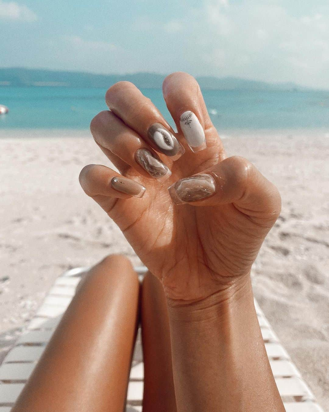 HARUYOさんのインスタグラム写真 - (HARUYOInstagram)「. new nail 🐚💙 #haruyonail 秋っぽくしたかったけど夏の雰囲気も欲しかったから 前 @xxkana513xx がしてて気になってた クリアフレンチしてもらったよー🥺🧡 あんなちゃんいつもありがとう💘 @art_room_anna  . #ArtRoom#ArtRoomnails#ネイル#ネイルデザイン#アートネイル#手描きネイル #手書きネイル#タイルネイル#沖縄#座間味#座間味島#グレージュネイル#ブラウンネイル#シェルネイル#クリアフレンチ#クリアフレンチネイル#天然石ネイル#genic_mag#genic_nail#fashion#code#ファッション」10月18日 19時31分 - h_trip