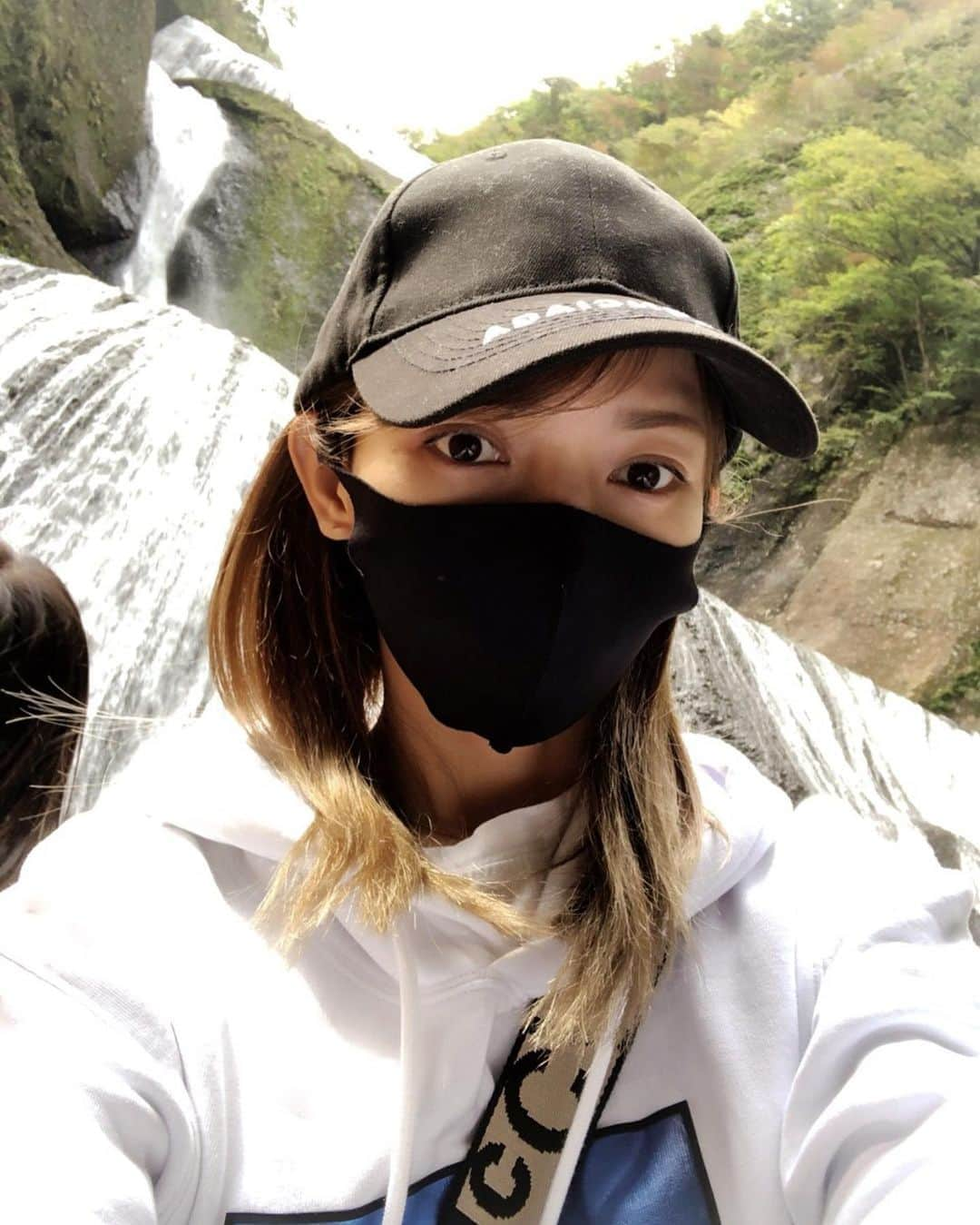 後藤真希さんのインスタグラム写真 - (後藤真希Instagram)「茨城県にある袋田の滝に行ってきました！ 滝の中に隠れハートがあるみたいなので その隠れハート部分を♡で囲ってみたよ。  #袋田の滝 #見事な滝 #帰りに温泉入れたよ #美味しいものも沢山食べれたよ #隠れ♡ #行く機会があれば探してみてね #肉眼で探すのはつらいよ #夕焼けが綺麗でした #スペシャルオンラインイベント #チケット販売スタートしたよ  #プロフィールに購入サイトあるのでチェックしてね」10月18日 19時31分 - goto_maki923