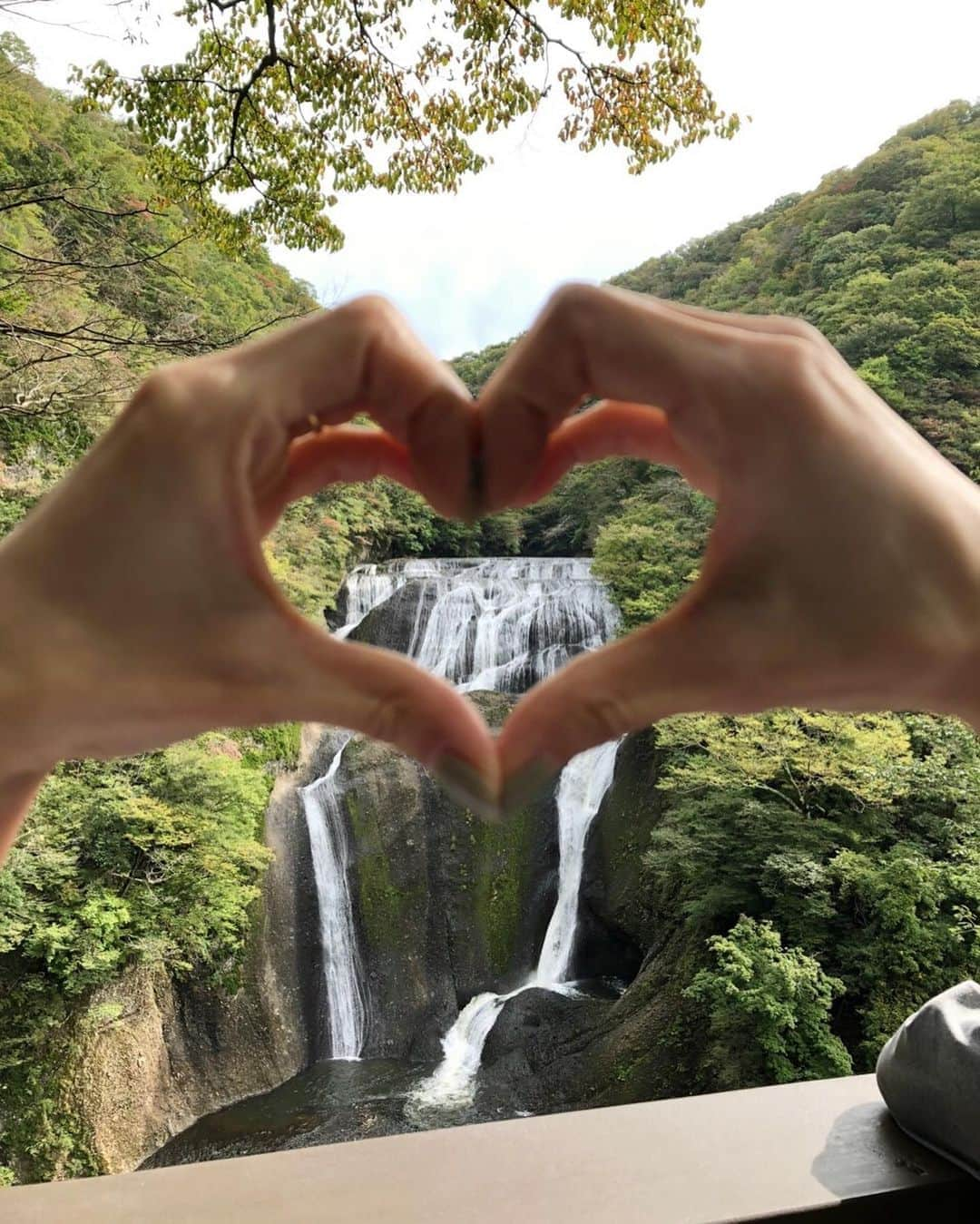 後藤真希さんのインスタグラム写真 - (後藤真希Instagram)「茨城県にある袋田の滝に行ってきました！ 滝の中に隠れハートがあるみたいなので その隠れハート部分を♡で囲ってみたよ。  #袋田の滝 #見事な滝 #帰りに温泉入れたよ #美味しいものも沢山食べれたよ #隠れ♡ #行く機会があれば探してみてね #肉眼で探すのはつらいよ #夕焼けが綺麗でした #スペシャルオンラインイベント #チケット販売スタートしたよ  #プロフィールに購入サイトあるのでチェックしてね」10月18日 19時31分 - goto_maki923