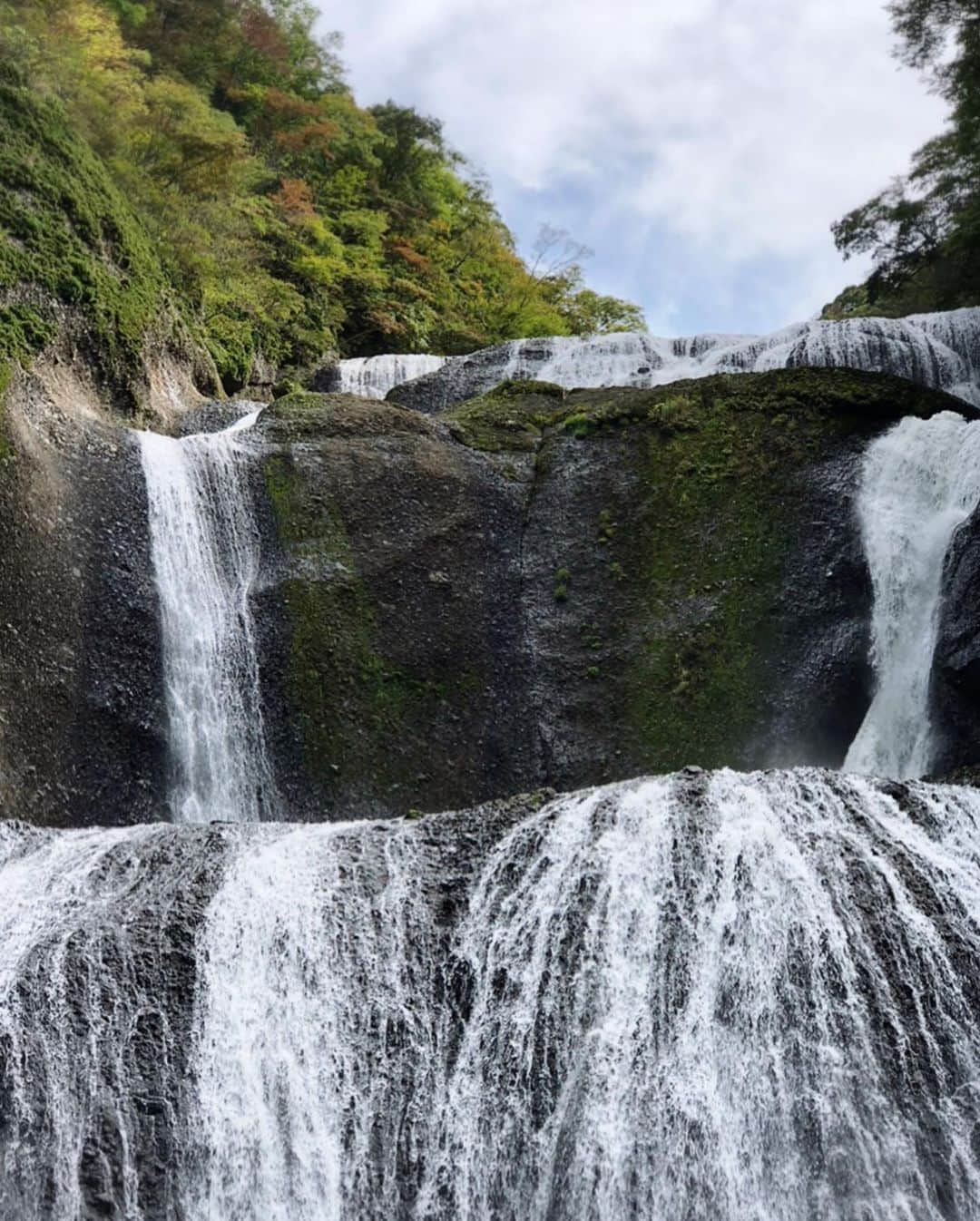 後藤真希さんのインスタグラム写真 - (後藤真希Instagram)「茨城県にある袋田の滝に行ってきました！ 滝の中に隠れハートがあるみたいなので その隠れハート部分を♡で囲ってみたよ。  #袋田の滝 #見事な滝 #帰りに温泉入れたよ #美味しいものも沢山食べれたよ #隠れ♡ #行く機会があれば探してみてね #肉眼で探すのはつらいよ #夕焼けが綺麗でした #スペシャルオンラインイベント #チケット販売スタートしたよ  #プロフィールに購入サイトあるのでチェックしてね」10月18日 19時31分 - goto_maki923