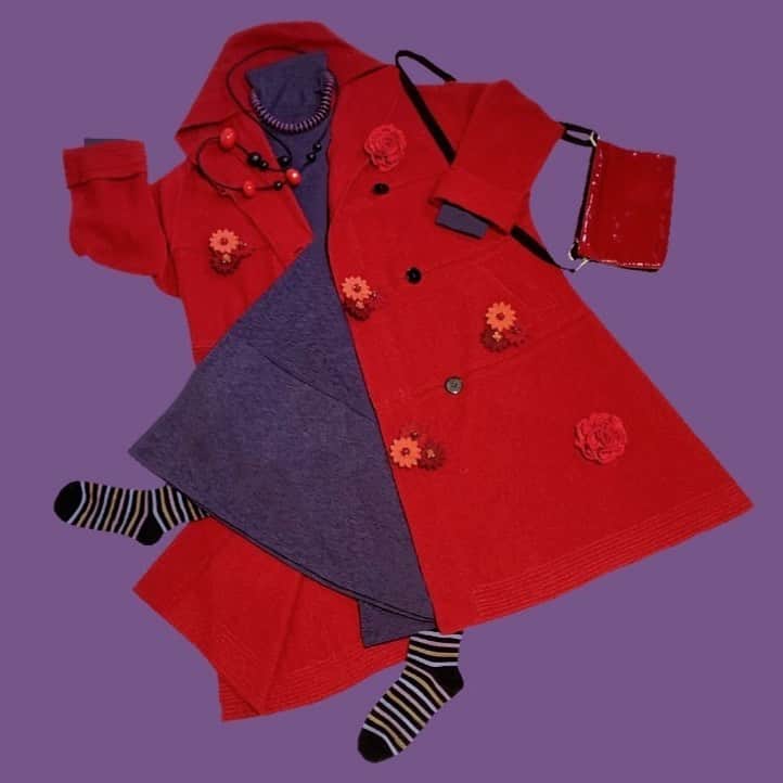 角野栄子さんのインスタグラム写真 - (角野栄子Instagram)「ずっと赤いコートが欲しかった。でも赤も色々。好みの赤色を見つけるのが難しい。 ところが！なんと！ 娘が、ズバリ私好みの赤色コートを持っていた！ 「ちょうだーい！」 「やだ」 「ちょうだーい！」 「…………。」 まんまと手に入れた。 母は強し！ うふふふ。 お花のブローチで飾ってみよう。着るのが楽しみ！ うふふふ。  I've wanted a red coat for a long time. But there are all sorts of red.  It’s been difficult to find MY red. HOWEVER!  Guess what! I found that my daughter has a coat which color is perfectly nice red! “Can I have, dear?” “Nope” ”Give me, pleeease, sweetheart!” “……………” Like this, I've got it successfully. Yes, the mother is strong!  He he he! I will decorate it with my flower brooches.  Can’t wait!  mhmhm!  #魔女の宅急便 #キキ #ジジ #コートコーデ #児童文学作家　#赤いコート #冬のおしゃれ #冬コーデ #元気になるコーデ #kikisdeliveryservice #kiki #jiji #eikokadono #ootd4nylonjp #over80style #redcoat」10月18日 19時31分 - eiko.kadono