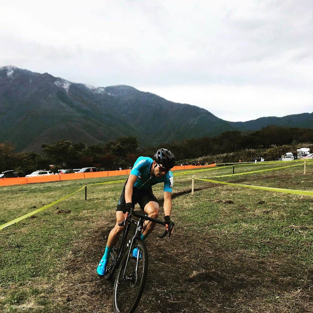 山本幸平さんのインスタグラム写真 - (山本幸平Instagram)「信州クロス　富士山大会　優勝🥇cyclo-cross Mt Fuji 　#mtfuji #dreamseekermtbracingteam @cannondalejapan @daiken_corporation @teamdaito @bikeranch @maxxisbike @oakleyjapan @tokachimainichi #アルムシステム #日本写真判定株式会社 @hokuo_knot @hokuo_cc20 #開西病院 #スポーツ医科歯科研究会 @wavenyan @shimano_cycling_japan #ergomotionch  @magon_official @enemoti_official @esigrips  #弱虫ペダル #さくら不動産 #carmate @wahoofitnessofficial  @ergonbike  #スポーツアロマコンディショニング @tcs_international @yamamotoathletefarm #athletefarm #koheibrandenergycoffee」10月18日 19時42分 - kohey55