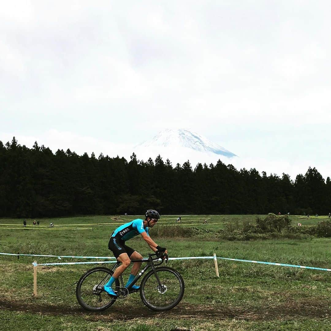 山本幸平さんのインスタグラム写真 - (山本幸平Instagram)「信州クロス　富士山大会　優勝🥇cyclo-cross Mt Fuji 　#mtfuji #dreamseekermtbracingteam @cannondalejapan @daiken_corporation @teamdaito @bikeranch @maxxisbike @oakleyjapan @tokachimainichi #アルムシステム #日本写真判定株式会社 @hokuo_knot @hokuo_cc20 #開西病院 #スポーツ医科歯科研究会 @wavenyan @shimano_cycling_japan #ergomotionch  @magon_official @enemoti_official @esigrips  #弱虫ペダル #さくら不動産 #carmate @wahoofitnessofficial  @ergonbike  #スポーツアロマコンディショニング @tcs_international @yamamotoathletefarm #athletefarm #koheibrandenergycoffee」10月18日 19時42分 - kohey55