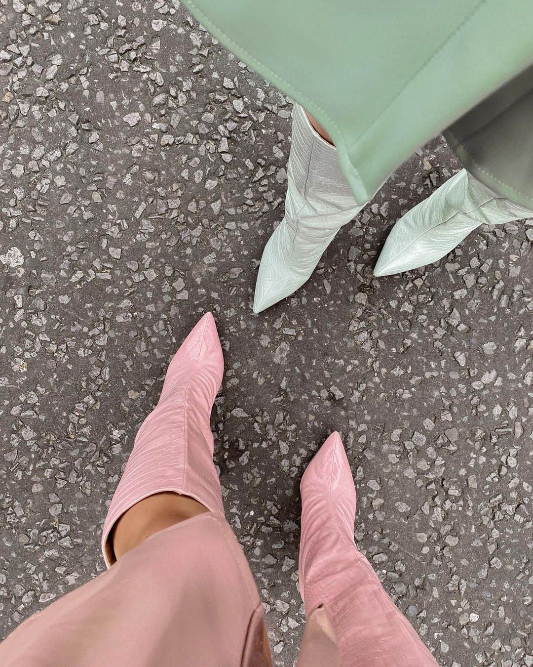 Lucy Connellのインスタグラム：「Sister strolls in our new booties. 🧚🏼‍♀️🤍」