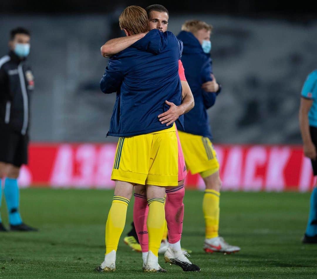 アレハンドロ・フェルナンデス・イグレシアスのインスタグラム：「Más allá de los resultados, rendimiento o rivalidad... Mi día ayer fue especial, inolvidable, porque jugué contra la persona que más admiro del mundo, mi mejor amigo, mi hermano mayor... Eres el mejor 🧡」