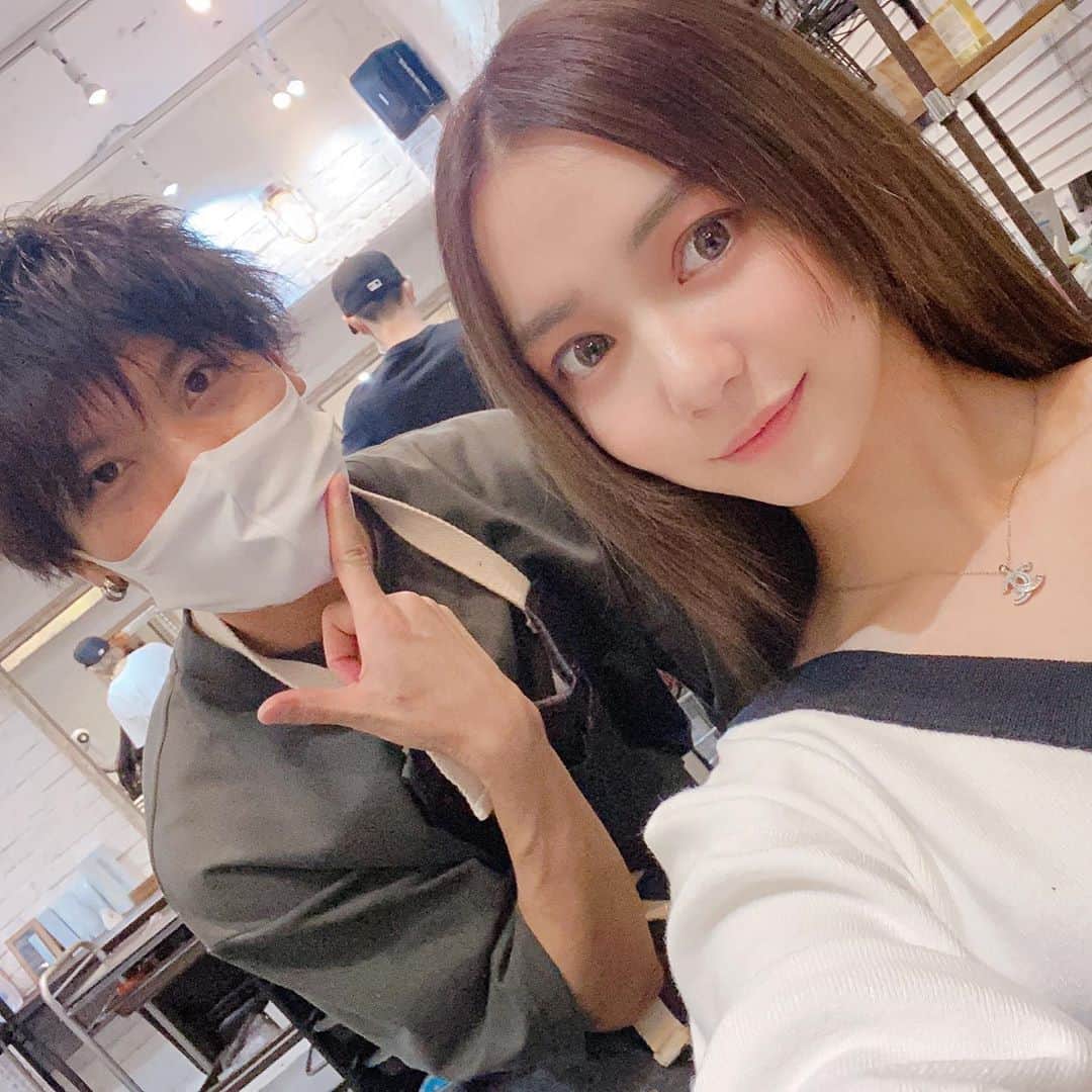 MIYABIのインスタグラム：「． *☼*―――――*☼*――――― ． 昨日は、渋谷 HairSalon Fで髪の毛のメンテナンス✨ ． あたしのメニューは全て、悠介さんにお任せしてます💓 色落ちしても楽しめる綺麗な仕上がりにしてくれますよ(*¨*) ． Fの空間は、staffさんもフレンドリーで楽しい時間と共に綺麗な自分にしてくれるサロンです✨ ． ． 本当にお勧めです💓 トリートメントでとぅるんとぅるんです💋 ． 悠介さん、毎月ありがとうございます✨ ． *☼*―――――*☼*――――― ．  #lalah #アレンジ#可愛い#綺麗#お洒落#キャバ嬢#ホスト#六本木#lol#f4f#fashion#makeup#hair#dogstagram#サロンモデル#撮影#style#nail#model#party#美容 #ホステス#travel#art#like4 #犬のいる暮らし #渋谷」