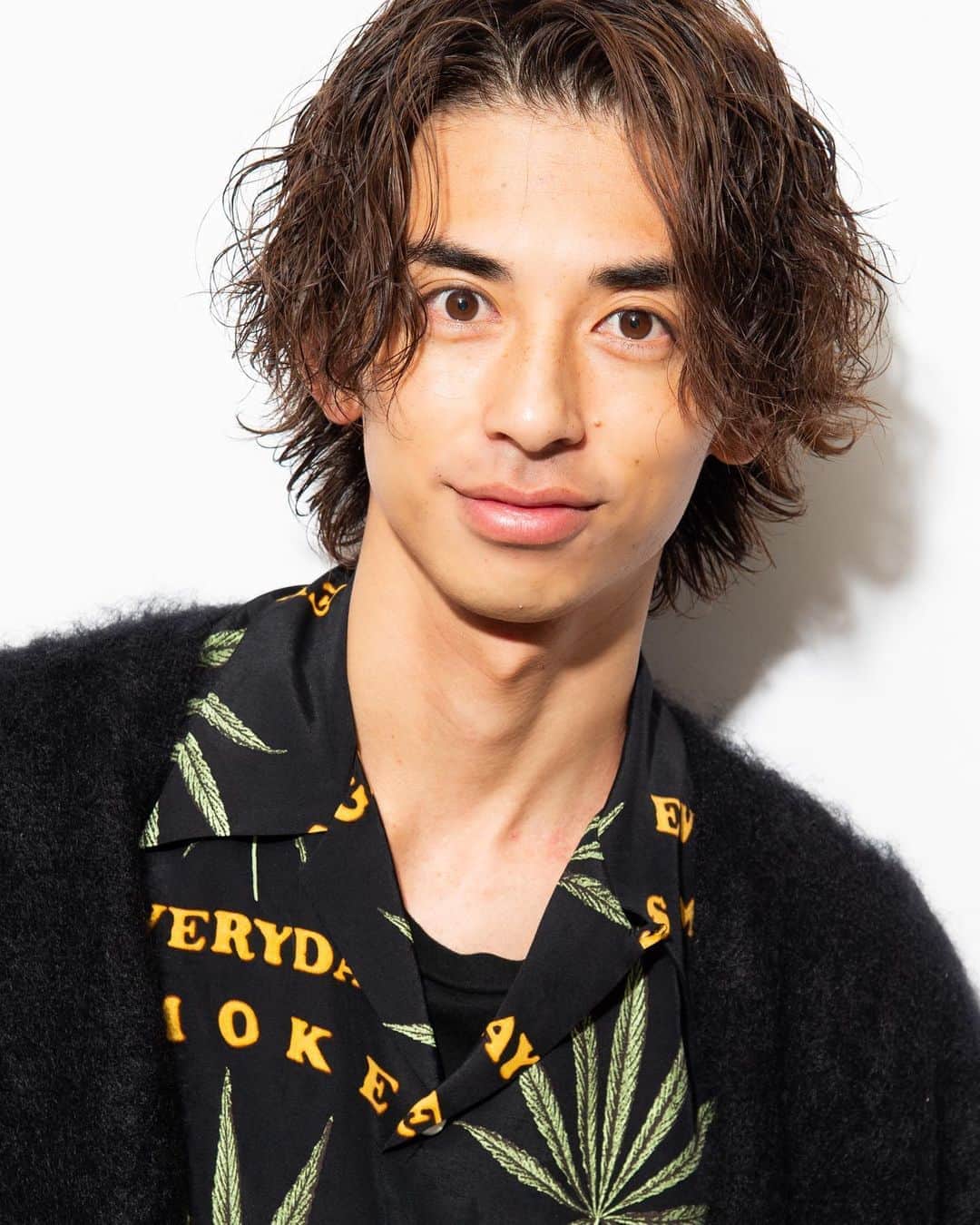 のインスタグラム：「今週もたくさんのご来店 ありがとうございました😊  先日、OCEANTOKYO OVER ホットペッパービューティーのスタイリスト写真をリニューアルしました！ カメラマンの　@ryok.1020 さん ありがとうございました！  来週は火曜日から営業してますので 髪をイメチェンしたい方、メンテナンスしたい方、パーマやカラー、カットしたい方はプロフィール欄のURLからご予約下さい！ よろしくお願いします！ 来週も皆様のご来店心より お待ちしております！  #メンズヘア  #メンズヘア美容師 #メンズ美容師 #メンズ髪型 #メンズカット #メンズスタイル #メンズパーマ #パーマヘア #パーマ男子 #パーマ #スパイラルパーマ #メンズスパイラルパーマ #ツイストスパイラルパーマ #ツイストパーマ #ツイスト #スパイラル #イケメンヘア #ハイトーン #ハイトーンカラー #ハイトーンメンズ #ハイライトヘア #ハイライト髪型 #ハイトーン髪型 #YouTube #oceantokyo #oceantokyoOVER」