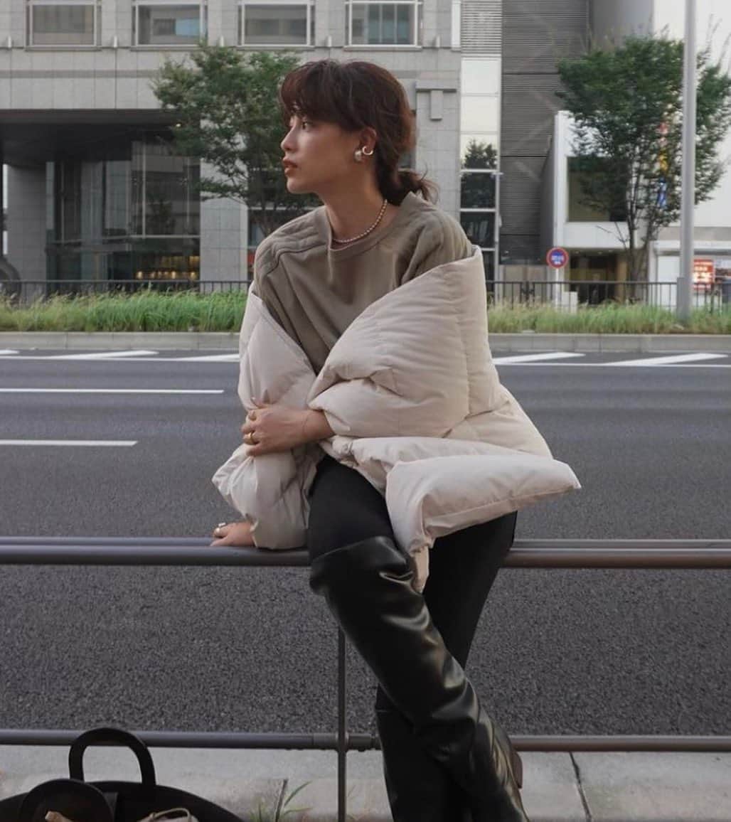 JUNNAのインスタグラム：「@etretokyo  2020年のお布団マフラー いよいよ10月22日が最後の入荷となりました。  昨年からご好評いただいている お布団ストール 今年は更にBIGサイズにラアップデート  #ワイドダウンストール   先行受注でオーダーいただいた皆さまの元には届きはじめているかな🤔  今日ぐらいの気候には シャツに合わせ丁度良い☺️  暖かくて軽いストールです🧣 詳細は明日12:00HPにて公開となります。  #2020ETRE_AW   【新作発売スケジュール】 📍ルミネ新宿店　毎週木曜日 📌ETRÉ TOKYO  毎週木曜日19:00 📌ZOZOTOWN  毎週金曜12:00 📌ELLESHOP  毎週土曜19:30  #秋#秋服 #冬 #冬コーデ#etretokyo#156cm#アディクション #celvoke #秋メイク#大人カジュアル#ベージュ#ホワイト#therow #charlottechesnais #ヘアスタイル #ヘアアレンジ #カジュアル#YouTube#vasic #BottegaVeneta #bottegavenetabag」