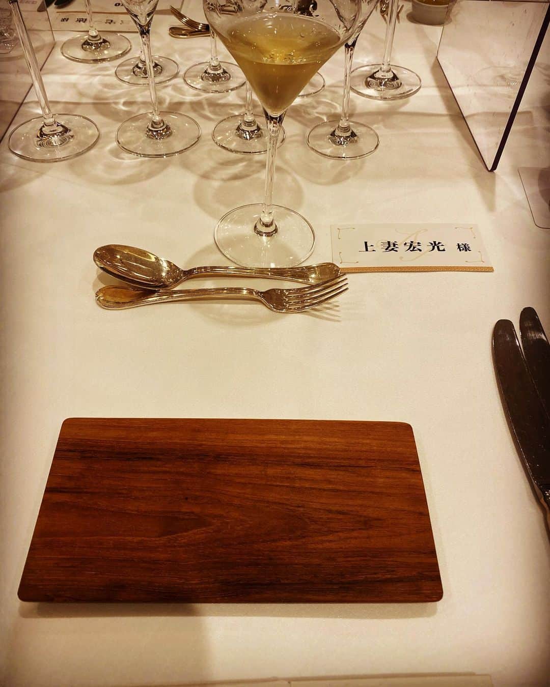 上妻宏光さんのインスタグラム写真 - (上妻宏光Instagram)「西麻布でとある方のパーティーに参加させていただいてます。 物凄いシャンパンとワインを出してもらってるけど演奏があるので自粛中、、、 飲みたーい！」10月18日 19時51分 - agatsuma_official