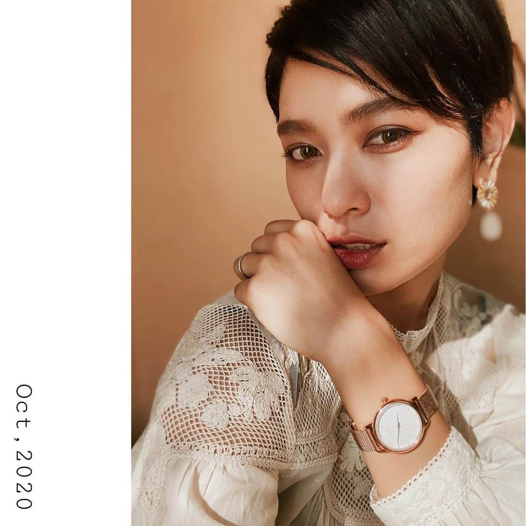 金城優華のインスタグラム：「前ストーリーに載せたら お問合せが多かったこの時計。  こちらはLIAKULEA @liakulea_japanの時計  ハワイの言葉で 「Lia」憧れ 「Kulea」幸福や成功 を表す言葉らしく  時計にご縁をいただいた方に 成功と幸せになって欲しいと願いを込めたブランドさん。  前の時計が壊れてしまい ときめく時計に出会えて無くて 探していた所…… ブランドさんの想いが素敵!と思い色々検討。  今回は 新作【Pumehara】seriesのPH4をセレクト。 『あたたかい温もり』 と言う言葉通り デザインもカラーも 季節問わず 私に寄り添ってくれそう。 と思ってこちらをチョイス。  シンプルだけど 温かみのあるピンクゴールドは 大人の品格と優しさを演出してくれる。 手元を見る度ワクワク♡ ちょっと優しい気持ちになれる。 私の中の『女性』の部分を引き出してくれるアイテム。 どんなコーディネートにも合わせやすい優秀なｺ。  今回なんと タイアップまでさせていただき  クーポンコード 【yuukaji】で10%off.  大切な方への贈り物 自分へのご褒美  着けた方が素敵に輝きますように。  #liakulea  #リアクレア  #時計 #腕時計 #ハワイ #fashion  #ootd  #きれいめコーデ   #大人カジュアル   #リップティント @opera_cosmetics   どうしよう 他のカラーも集めたくなる。 仕事頑張ろ。」