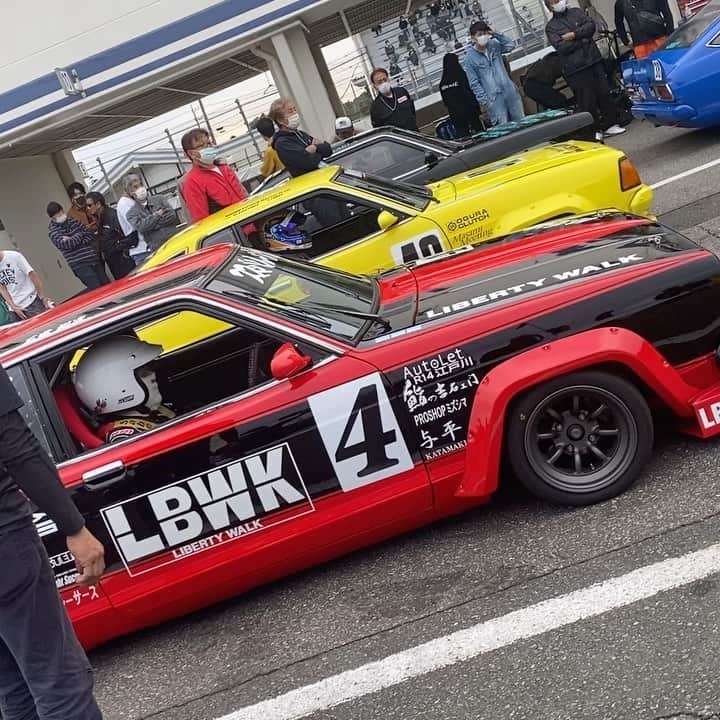 のインスタグラム：「GOD SPEED YOU✖︎LBWK  筑波サーキットサニーレース😊 昭和の人達が昭和のマシーンで全開🙂  まだまだ続く俺達親父の青春時代🙂ワァーオ  @nissan @godspeedyou @libertywalkkato  @bride #nissan#godspeedyou#libertywalk#筑波サーキット#lbworks#lbnation#lbperformance #race#旧車#族車##bride」