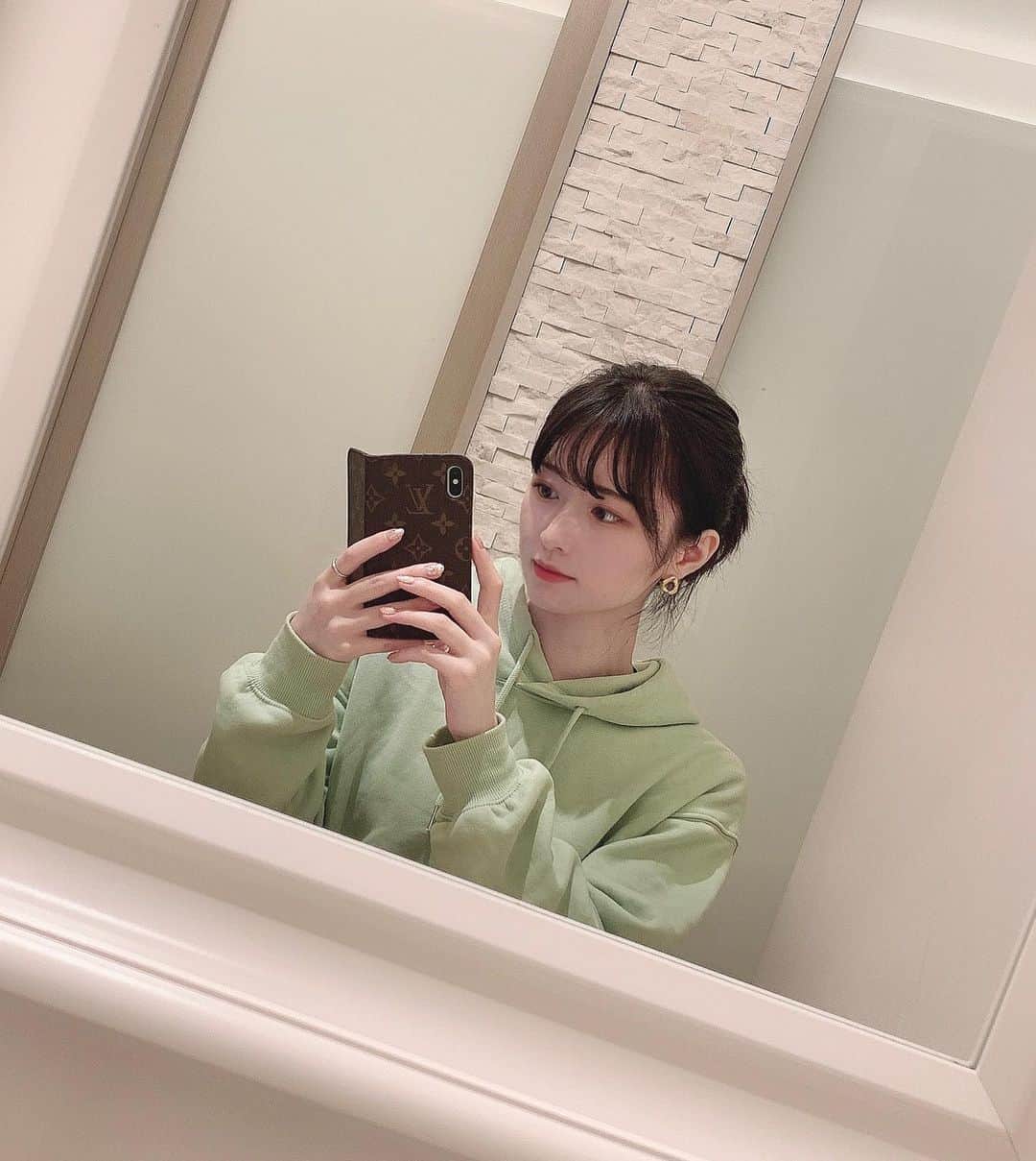 のインスタグラム：「.  今日から @dione_jyg さんで 美肌脱毛に通い始めました✨  ﻿自由が丘の敏感肌専門サロンさんなんですが、 私が今まで通っていた脱毛で悩んでた点を 全て解決してくれました😭❣️ ﻿ 38度の温かい光だから全く痛くなくて、 しかもジェルもホットジェルを塗ってくれるから 今まで冷たさと痛さに悶絶してたのでびっくり✨ ﻿ 温度が低いから効果が低い訳でもなく、 他の脱毛は黒いものに反応する機械が多いけど、 こちらで使っているのは、 毛の種にアプローチしていく脱毛で 低い温度でもしっかり毛を無くして行けるし、 周期も2週間に1回でいいから効果の実感が早いみたい！ 産毛にも反応するから顔もギリギリまで照射できる！  しかも他の脱毛は高温（60〜100度）だから 肌へのダメージもあるみたいだけど、 こちらは低温でダメージが無いだけじゃなく フォト照射だから寧ろ美肌エステみたいな感覚！ トーンアップもするし肌トラブルも抑えてくれる✨ 今回も1回だけなのにトーンアップしてました😳  あと嬉しかったのは、 私、右膝に生まれつき大きな痣があって 今まで他の美容脱毛や医療脱毛だと 照射できないからテープで隠されて そこだけ毛の処理が全くできなかったんだけど、 ここだとちゃんと光を当てて貰えたのが感動した😭💓  ﻿3歳のお子さんでも通えて、 施術中眠ってしまうくらい気持ちが良い脱毛でした💖  私の投稿を見たと伝えてくれれば、 【膝下パーツ1回 無料】で 体験できるみたいです！！✨  ぜひ体験してみてほしい〜😚🌸  ﻿ #Dione自由が丘店﻿﻿ 〒158-0083﻿﻿ 東京都世田谷区奥沢5-27-11-4F﻿﻿ Tel：03-6715-6614﻿﻿ 営業時間/月11:00~19:00﻿﻿ 火~金 12:00~20:00﻿﻿ 土日祝日 10:00~19:00﻿﻿ ﻿﻿」