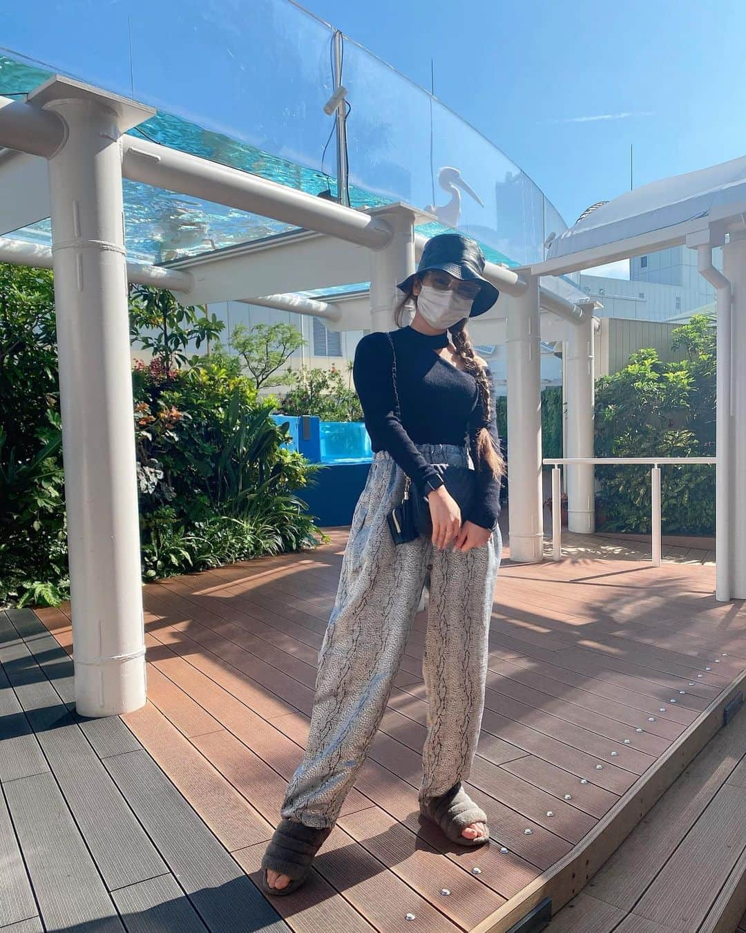 KEIさんのインスタグラム写真 - (KEIInstagram)「なんだかんだ人生初のサンシャイン水族館🐠 . . . tops @resexxy_official  shoes @ugg  bag @ysl  帽子とサングラスは韓国🇰🇷 .」10月18日 19時48分 - kei_oktwins